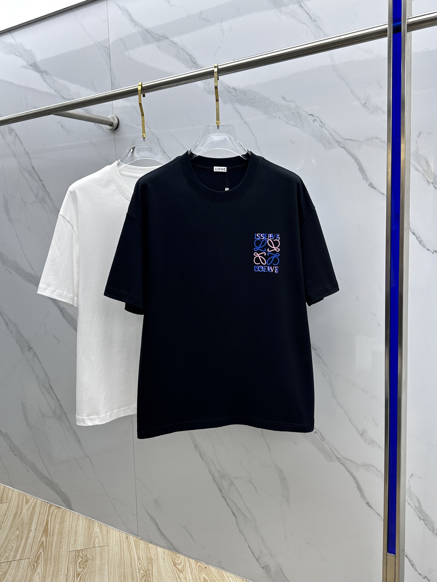 NO:683336,LOEWE 2026 spring and summer new style simple letter printed short-sleeved double yarn pure cotton fabric diversified matching is the current innovative trend at the forefront of fashion. The collision of retro and modern elements extreme violent aesthetics. Fashionable matching complete three standards same style for men and women A33 sizes M-3XL, loewe, loewe, T-shirt,19860909LOEWE罗意威 2026春夏新款简约字母印花短袖 双纱纯棉面料 多元化搭配 是眼下时尚前沿的创新趋势 复古与现代化元素的碰撞 极端的暴力美学.时尚搭配 三标齐全 男女同款A33 尺码M-3XL,,loewe,loewe,T-shirt,,Men's clothing