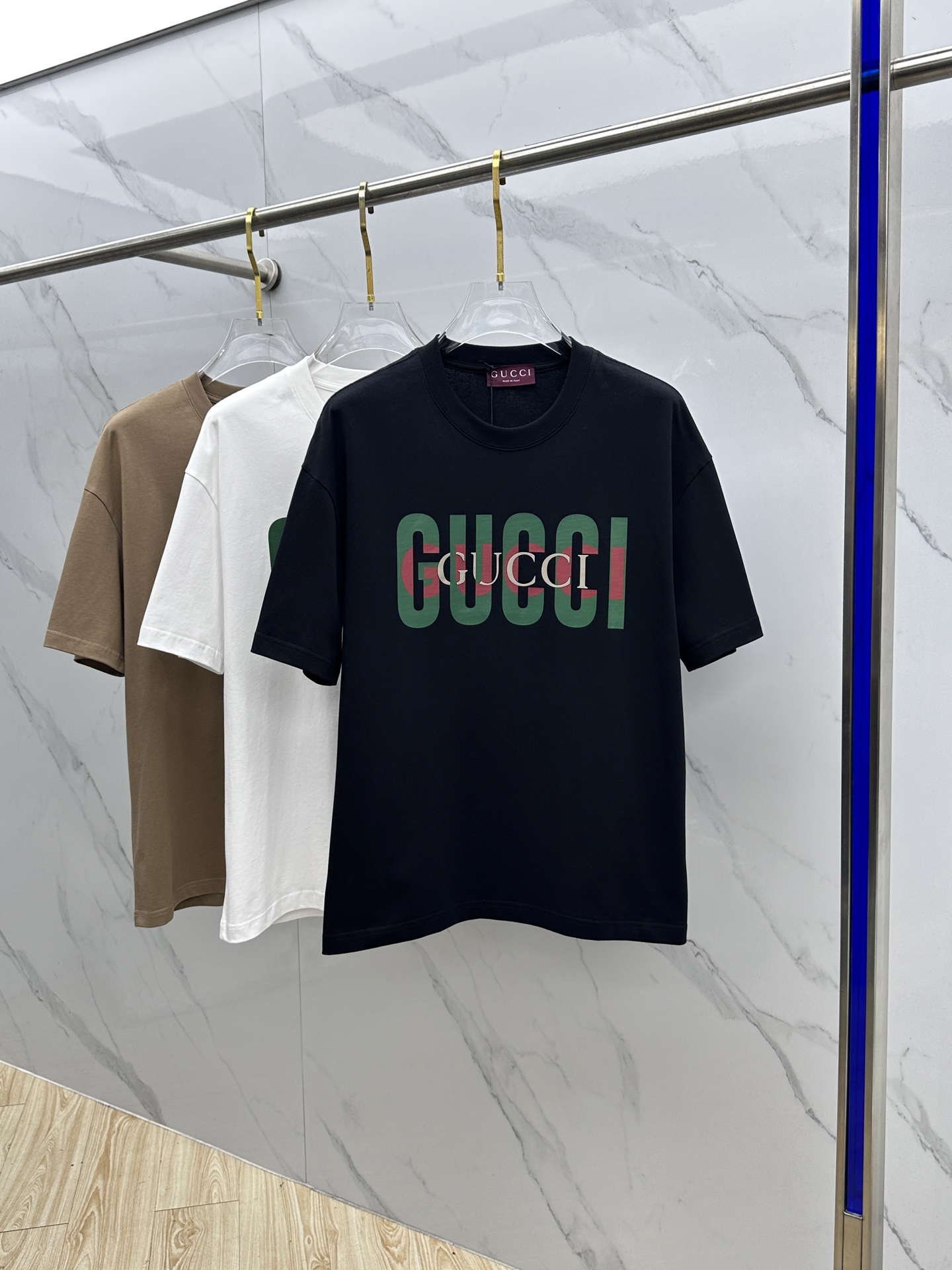NO:683344,Gucci 2026 spring and summer new style simple letter printed short-sleeved double yarn pure cotton fabric. Diversified matching is the current innovative trend at the forefront of fashion. The collision of retro and modern elements. Extreme violent aesthetics. Fashionable matching. Complete three standards. Same style for men and women. A33. Sizes M-3XL,,gucci,gucci,T-shirt,19860909Gucci古驰 2026春夏新款简约字母印花短袖 双纱纯棉面料 多元化搭配 是眼下时尚前沿的创新趋势 复古与现代化元素的碰撞 极端的暴力美学.时尚搭配 三标齐全 男女同款A33 尺码M-3XL,,gucci,gucci,T-shirt,,Men's clothing