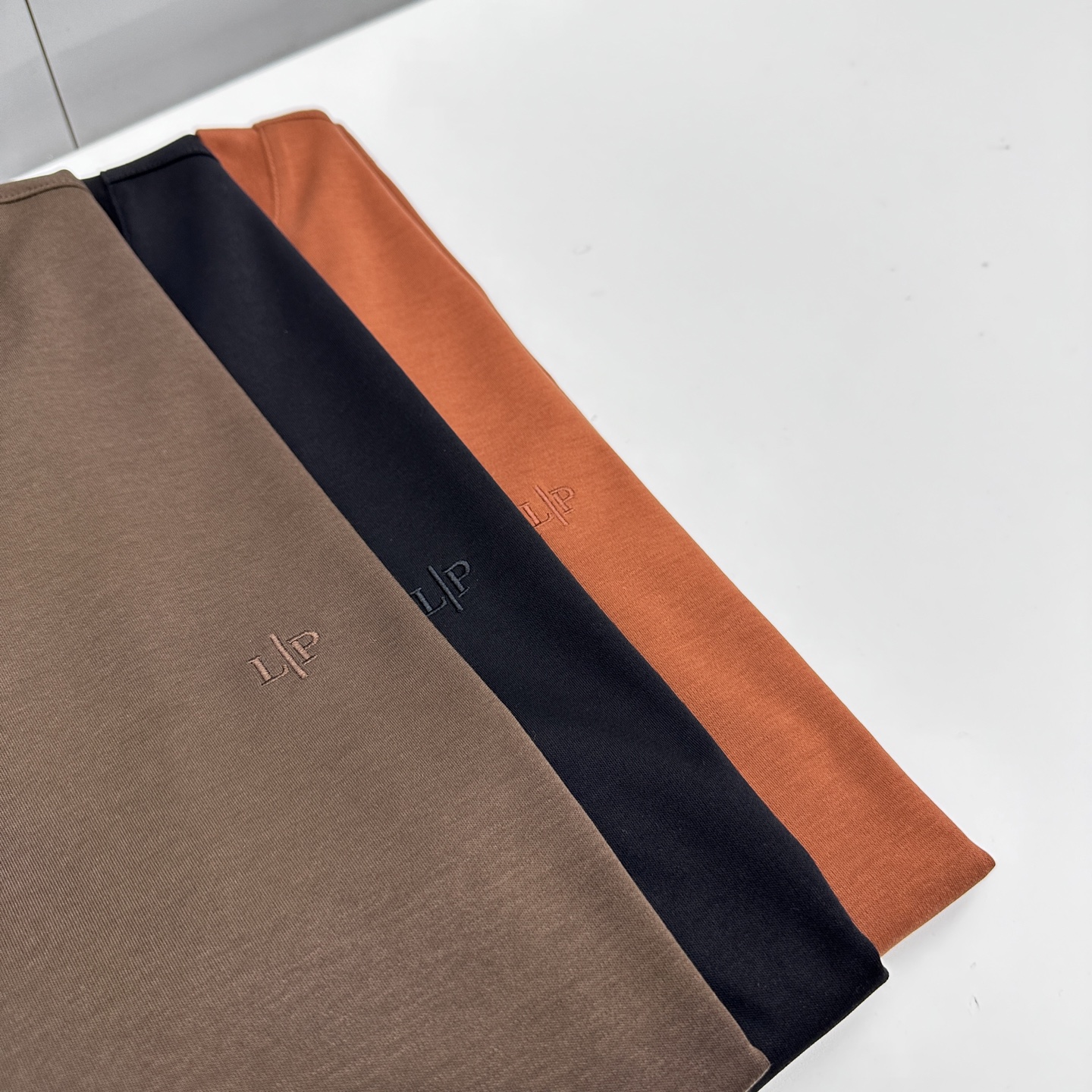 🆕lP🆕 春夏新款简约休闲短袖 精选新疆长绒棉 纱线环保染色定型 面料洗水上身软软舒适 多元化搭配 符合