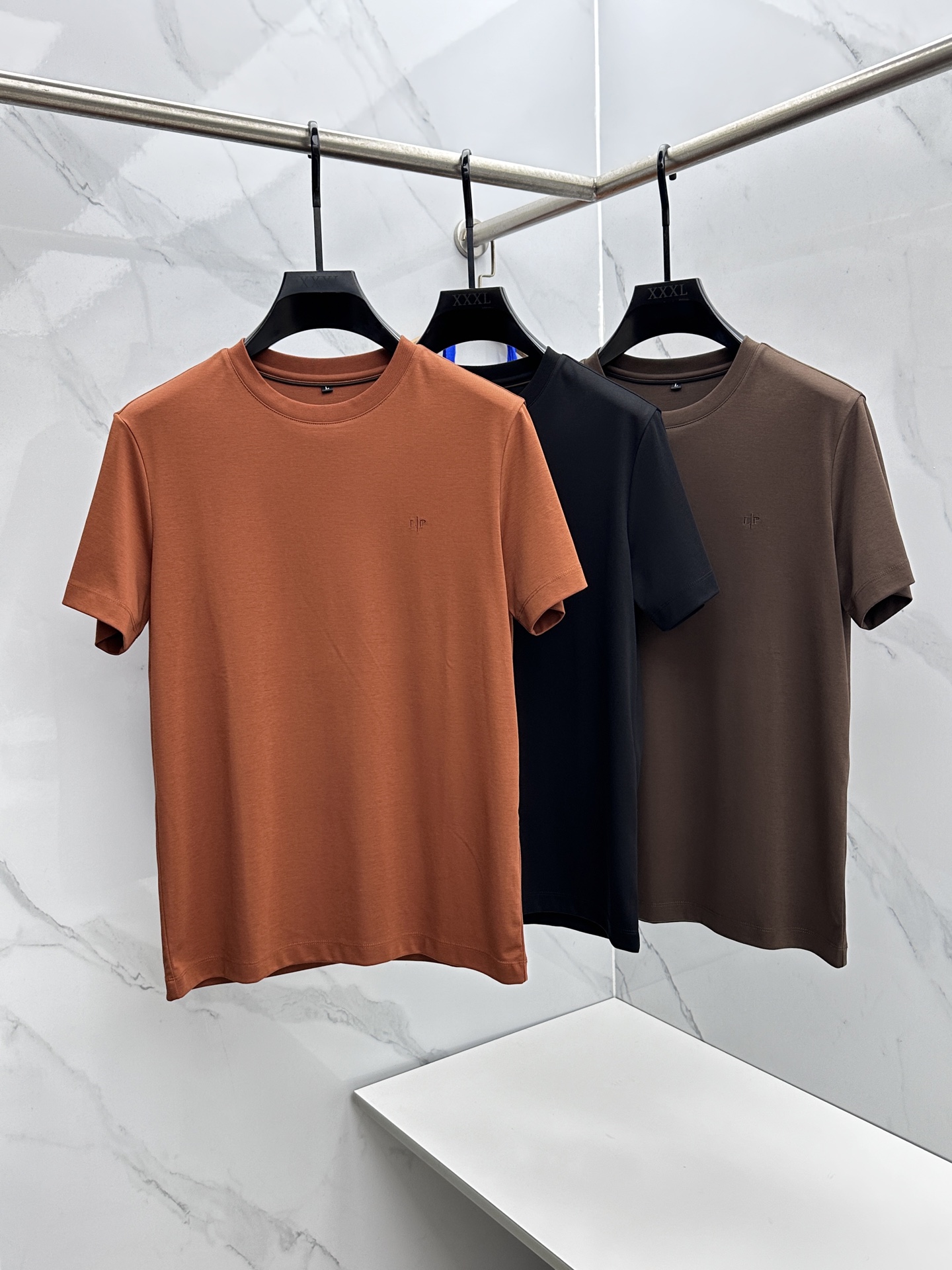 🆕lP🆕 春夏新款简约休闲短袖 精选新疆长绒棉 纱线环保染色定型 面料洗水上身软软舒适 多元化搭配 符合