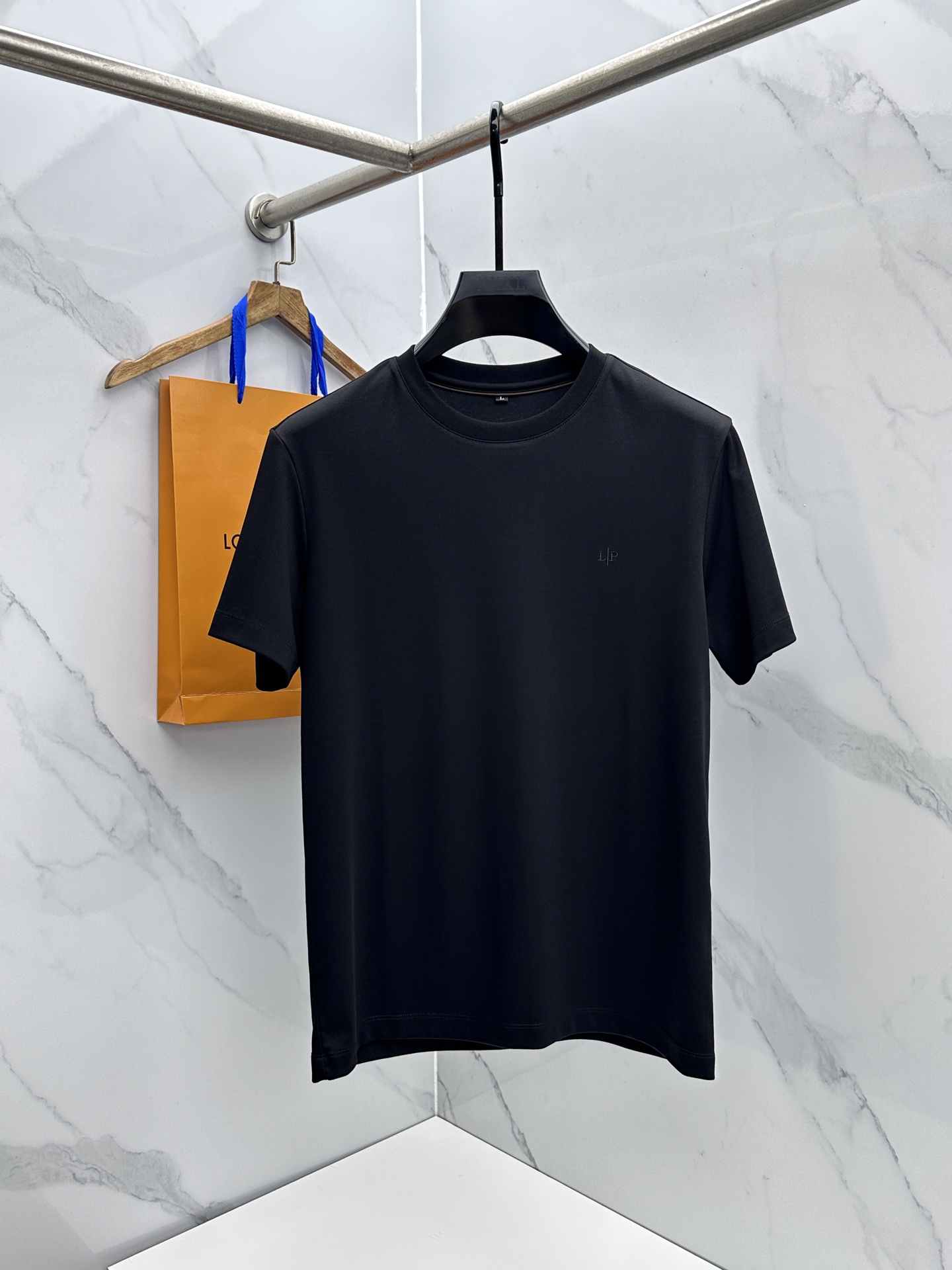 🆕lP🆕 春夏新款简约休闲短袖 精选新疆长绒棉 纱线环保染色定型 面料洗水上身软软舒适 多元化搭配 符合