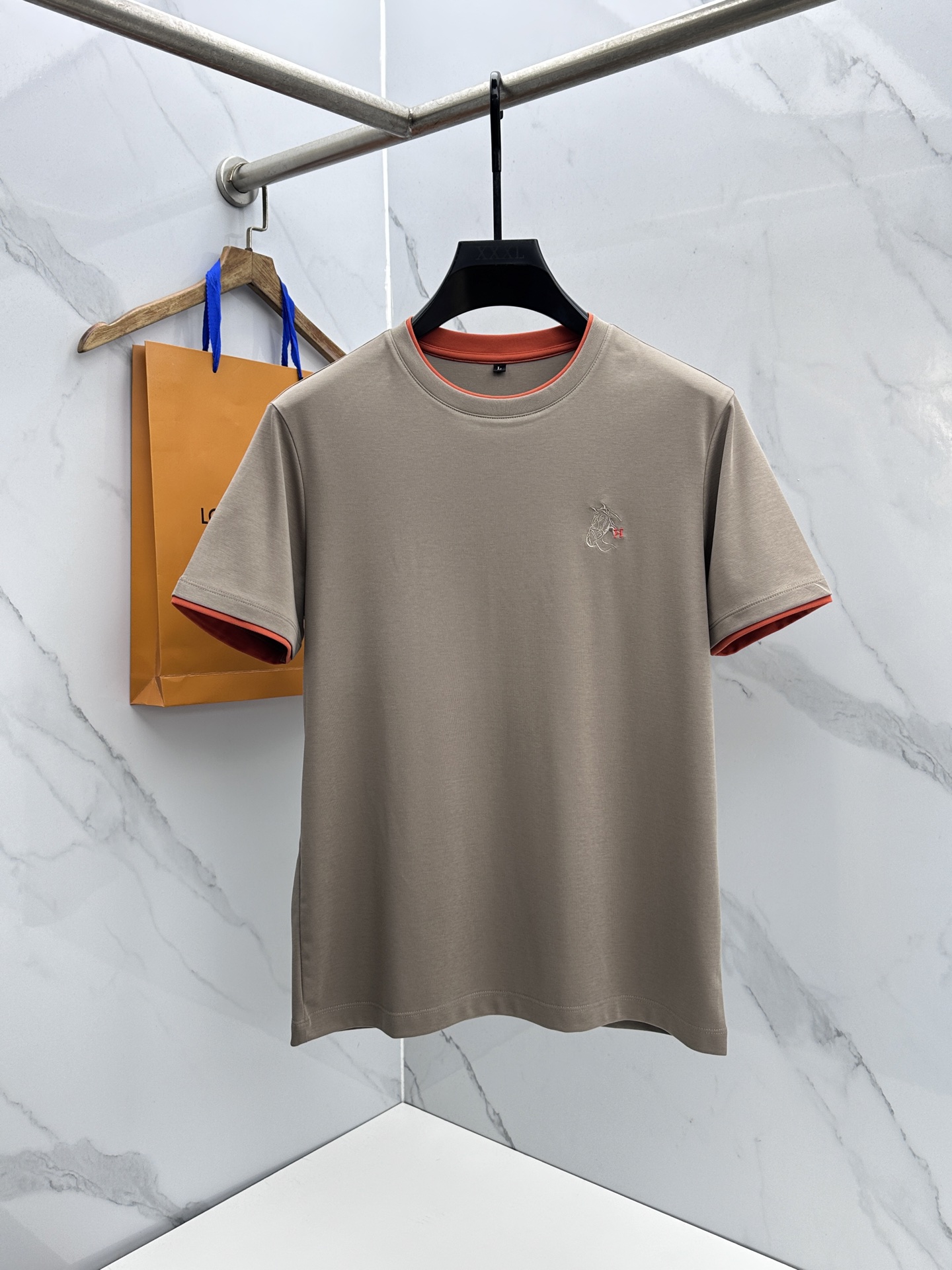 🆕Hermes爱马仕 2026春夏新款简约休闲短袖 精选新疆长绒棉 纱线环保染色定型 面料洗水上身软软舒