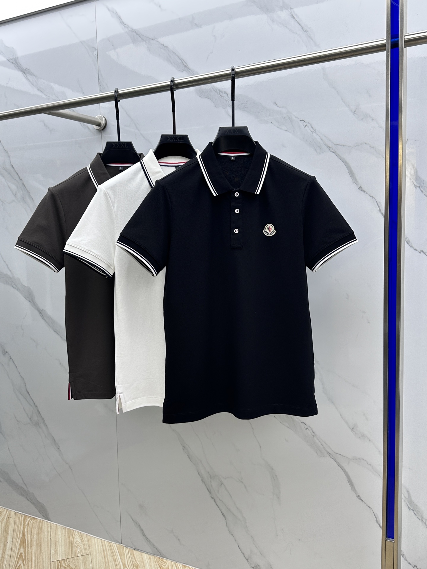 NO:690757,Moncler 2026 spring and summer new lapel polo shirt short-sleeved T-shirt, simple, fashionable and versatile, chest logo design, threaded knitted collar, custom imported double-strand mercerized pique cotton fabric, comfortable to wear, breathable, high-grade and textured, fashionable and casual, standard for successful people nb size M-4XL,,Moncler,T-shirt,tees,t-shirt,19860909Moncler蒙口 2026春夏新款翻领Polo衫短袖T恤 简洁时尚百搭 胸前logo徽标设计 螺纹针织领口 定制进口双股丝光珠地棉面料 穿着舒适 透气 档次高很有质感 时尚休闲 成功人士标配 nb 尺码M-4XL,,Moncler,T-shirt,tees，t-shirt,,Men's clothing