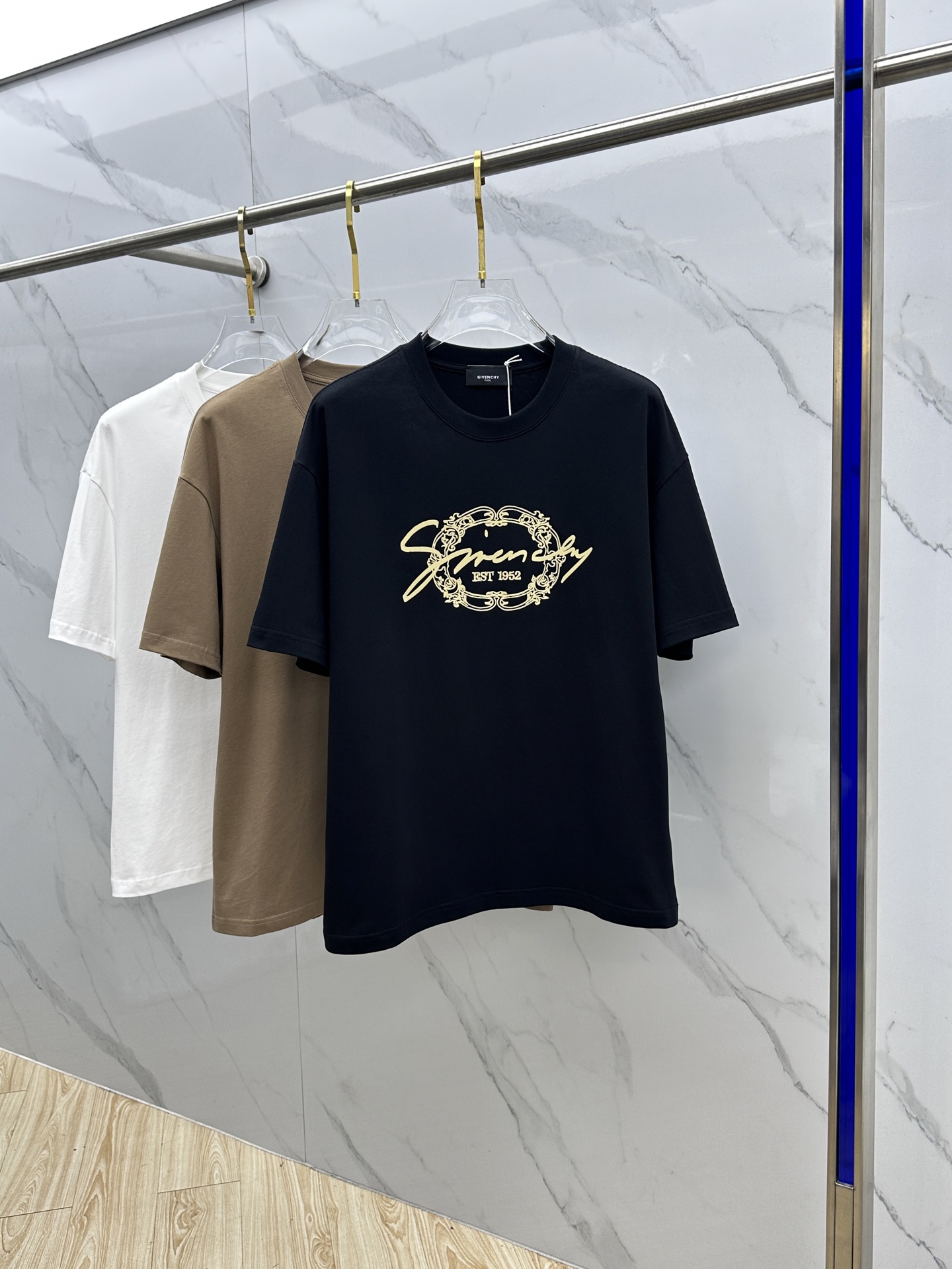 NO:691651,Gvc Givenchy 2026 spring and summer new printed short-sleeved double yarn pure cotton fabric. Diversified matching is the current innovative trend at the forefront of fashion. The collision of retro and modern elements. Extreme violent aesthetics. Fashionable matching. Complete three standards. Same style for men and women. A33. Sizes M-3XL, givenchy, T-shirt,19860909Gvc纪梵希 2026春夏新款印花短袖 双纱纯棉面料 多元化搭配 是眼下时尚前沿的创新趋势 复古与现代化元素的碰撞 极端的暴力美学.时尚搭配 三标齐全 男女同款A33 尺码M-3XL,,givenchy,T-shirt,,Men's clothing