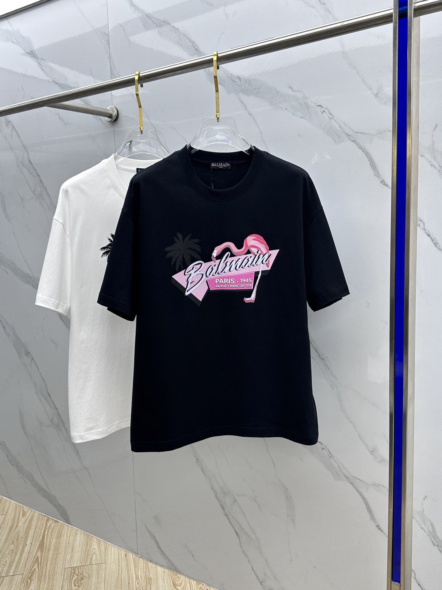 NO:691659,Balmain Balmain 2026 spring and summer new style printed short-sleeved double yarn pure cotton fabric. Diversified matching is the current innovative trend at the forefront of fashion. The collision of retro and modern elements. Extreme violent aesthetics. Fashionable matching. Complete three standards. Same style for men and women. A33. Sizes M-3XL,, balmain, balmain, T-shirt,19860909Balmain巴尔曼 2026春夏新款印花短袖 双纱纯棉面料 多元化搭配 是眼下时尚前沿的创新趋势 复古与现代化元素的碰撞 极端的暴力美学.时尚搭配 三标齐全 男女同款A33 尺码M-3XL,,balmain,balmain,T-shirt,,Men's clothing