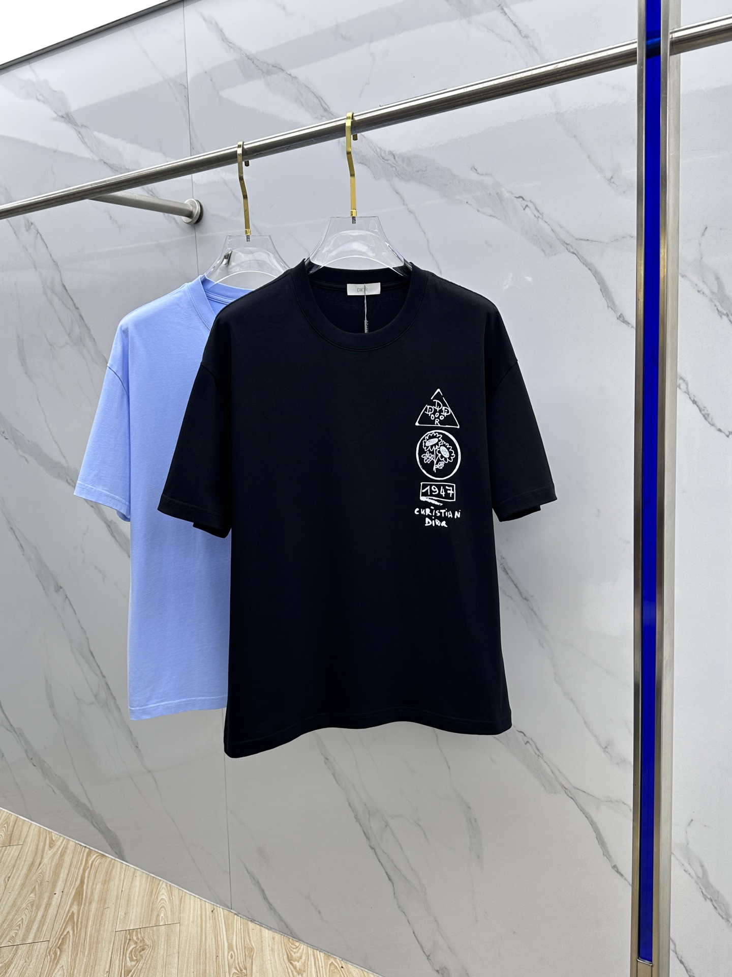 NO:691626,Dior Dior's new spring and summer 2026 printed short-sleeved double yarn pure cotton fabric. Diversified matching is the innovative trend at the forefront of fashion. The collision of retro and modern elements. Extreme violent aesthetics. Fashionable matching. Complete three standards. Same style for men and women. A33. Sizes M-3XL, dior, dior, T-shirt,19860909Dior迪奥 2026春夏新款印花短袖 双纱纯棉面料 多元化搭配 是眼下时尚前沿的创新趋势 复古与现代化元素的碰撞 极端的暴力美学.时尚搭配 三标齐全 男女同款A33 尺码M-3XL,,dior,dior,T-shirt,,Men's clothing