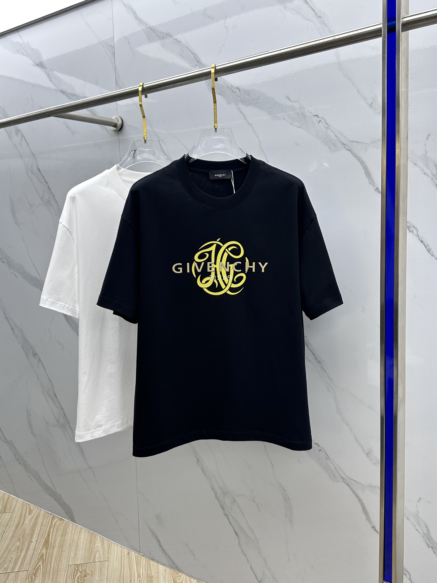 NO:691623,Gvc Givenchy 2026 spring and summer new printed short-sleeved double yarn pure cotton fabric. Diversified matching is the current innovative trend at the forefront of fashion. The collision of retro and modern elements. Extreme violent aesthetics. Fashionable matching. Complete three standards. Same style for men and women. A33. Sizes M-3XL, givenchy, T-shirt,19860909Gvc纪梵希 2026春夏新款印花短袖 双纱纯棉面料 多元化搭配 是眼下时尚前沿的创新趋势 复古与现代化元素的碰撞 极端的暴力美学.时尚搭配 三标齐全 男女同款A33 尺码M-3XL,,givenchy,T-shirt,,Men's clothing