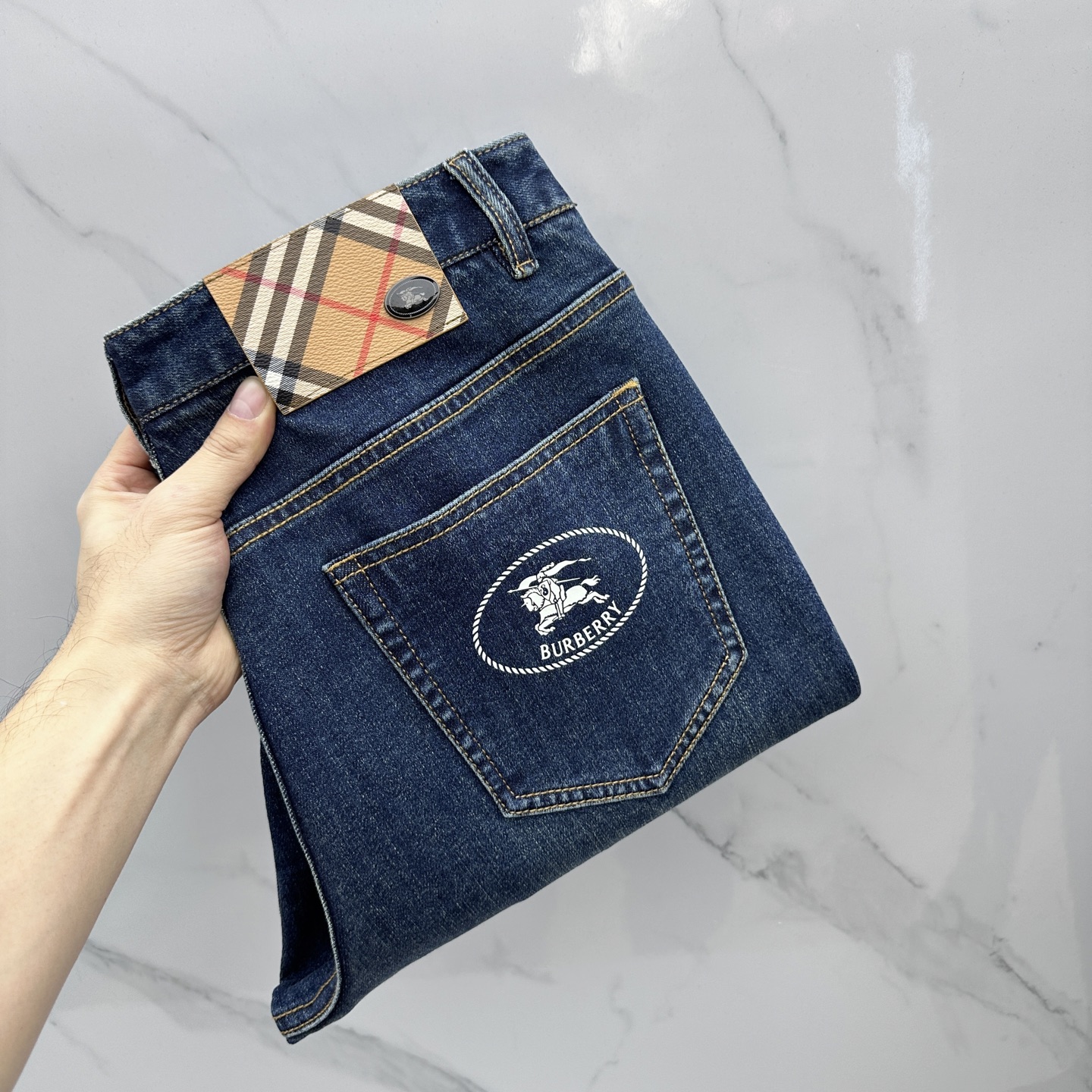 NO:690733,BBR Burberry's high-end customized and latest jeans are sold simultaneously at the counter. Original customized replicas. Customer-supplied hardware accessories. Original quality. Imported solid-color denim fabrics. Heavy washing. Fine workmanship and routing. Excellent upper body!  Preferred item Produced by A11 Size 30-38 No 35.37, burberry,jeans,19860909BBR巴宝莉 高端定制、最新款牛仔裤 柜台同步发售 原版定制复刻 客供五金辅料 原单品质 进口固色牛仔面料 重工洗水 做工走线精细 上身绝佳！优选单品 A11出品 码数30-38无35.37,,burberry,jeans,,Men's clothing