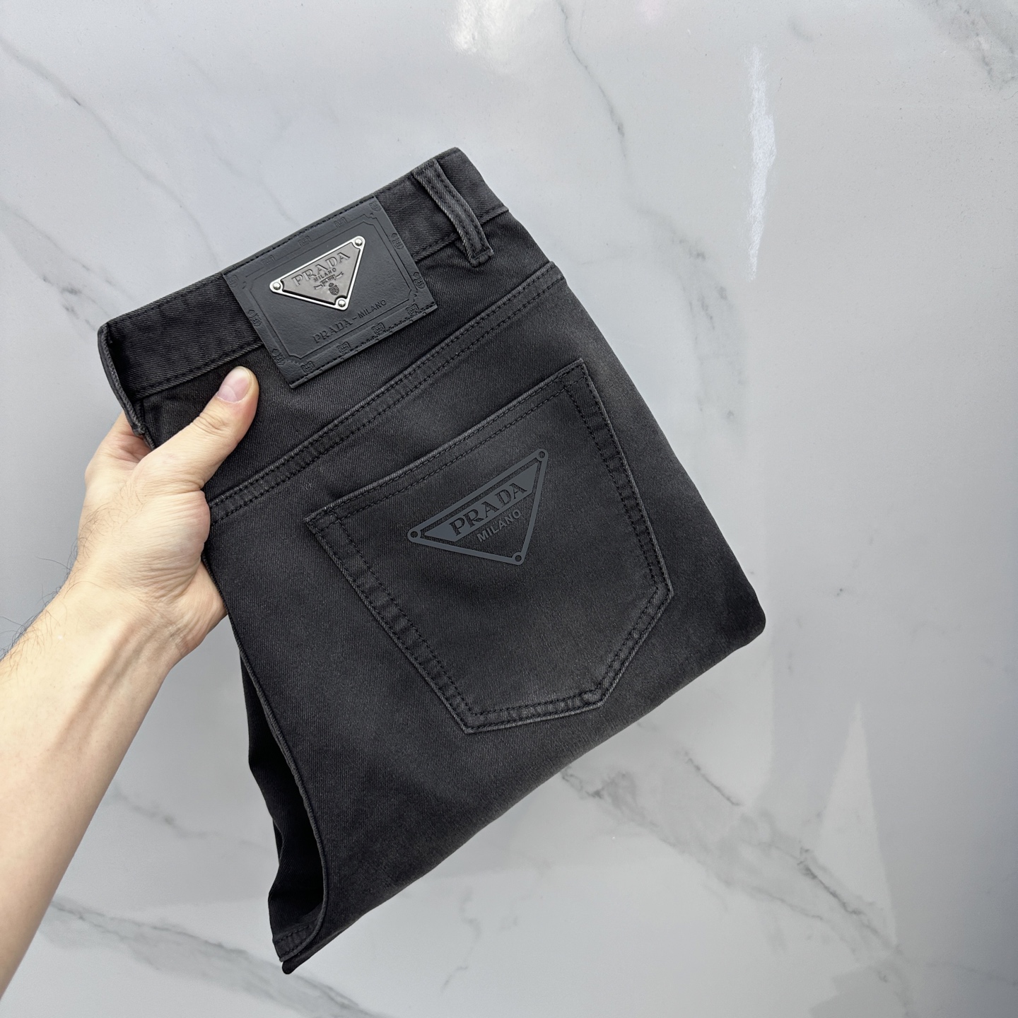 NO:690736,PRADA High-end customization, the latest jeans, simultaneous sales at the counter, original custom-made replicas, customer-supplied hardware accessories, original quality, imported solid-color denim fabric, heavy washing, fine workmanship, and excellent upper body!  Preferred item Produced by A11 Size 30-38 No 35.37, prada, prada, jeans,19860909PRADA普拉达 高端定制、最新款牛仔裤 柜台同步发售 原版定制复刻 客供五金辅料 原单品质 进口固色牛仔面料 重工洗水 做工走线精细 上身绝佳！优选单品 A11出品 码数30-38无35.37,,prada,prada,jeans,,Men's clothing