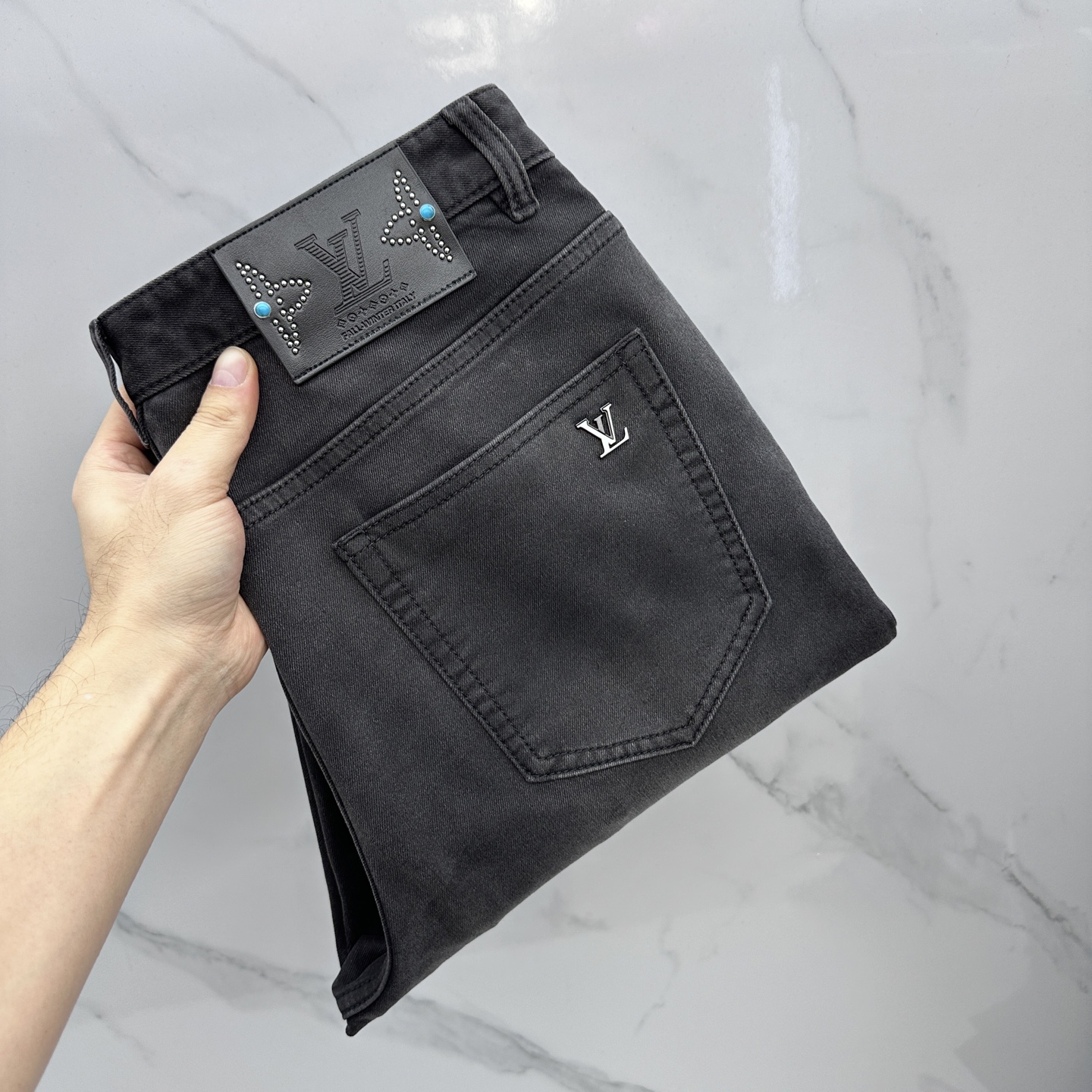 NO:690743,LV Louis Vuitton's high-end customization and latest jeans are sold simultaneously at the counter. Original custom-made replicas. Customer-supplied hardware accessories. Original quality. Imported solid-color denim fabric. Heavy-duty washing. Fine workmanship. Excellent upper body!  Preferred item Produced by A11 Size 30-38 No 35.37,,louis vuitton,louis vuitton,jeans,19860909LV路易威登 高端定制、最新款牛仔裤 柜台同步发售 原版定制复刻 客供五金辅料 原单品质 进口固色牛仔面料 重工洗水 做工走线精细 上身绝佳！优选单品 A11出品 码数30-38无35.37,,louis vuitton,louis vuitton,jeans,,Men's clothing