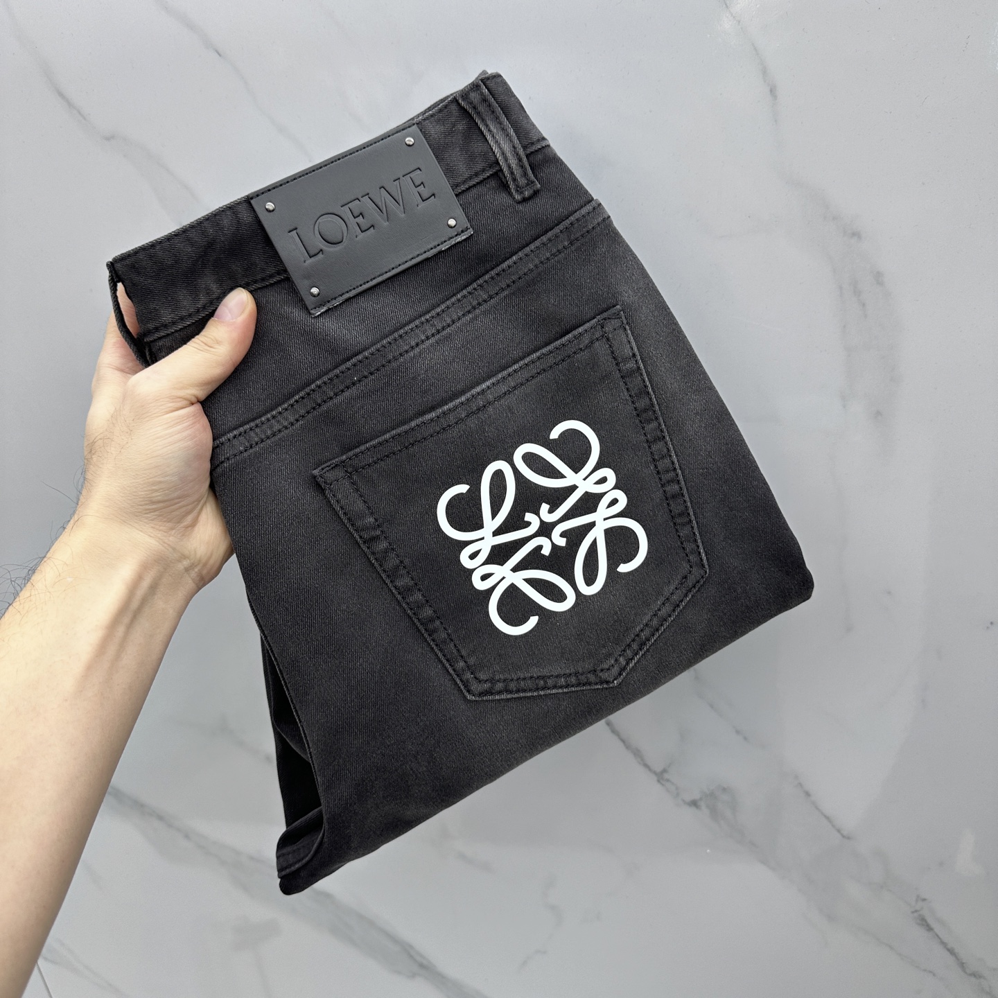 NO:690746,LOEWE high-end customization, the latest jeans, sold simultaneously at the counter, original custom-made replicas, customer-supplied hardware accessories, original quality, imported solid-color denim fabric, heavy-duty washing, fine workmanship and routing, excellent upper body!  Preferred item Produced by A11 Size 30-38 No 35.37,,loewe,loewe,jeans,19860909LOEWE罗意威 高端定制、最新款牛仔裤 柜台同步发售 原版定制复刻 客供五金辅料 原单品质 进口固色牛仔面料 重工洗水 做工走线精细 上身绝佳！优选单品 A11出品 码数30-38无35.37,,loewe,loewe,jeans,,Men's clothing