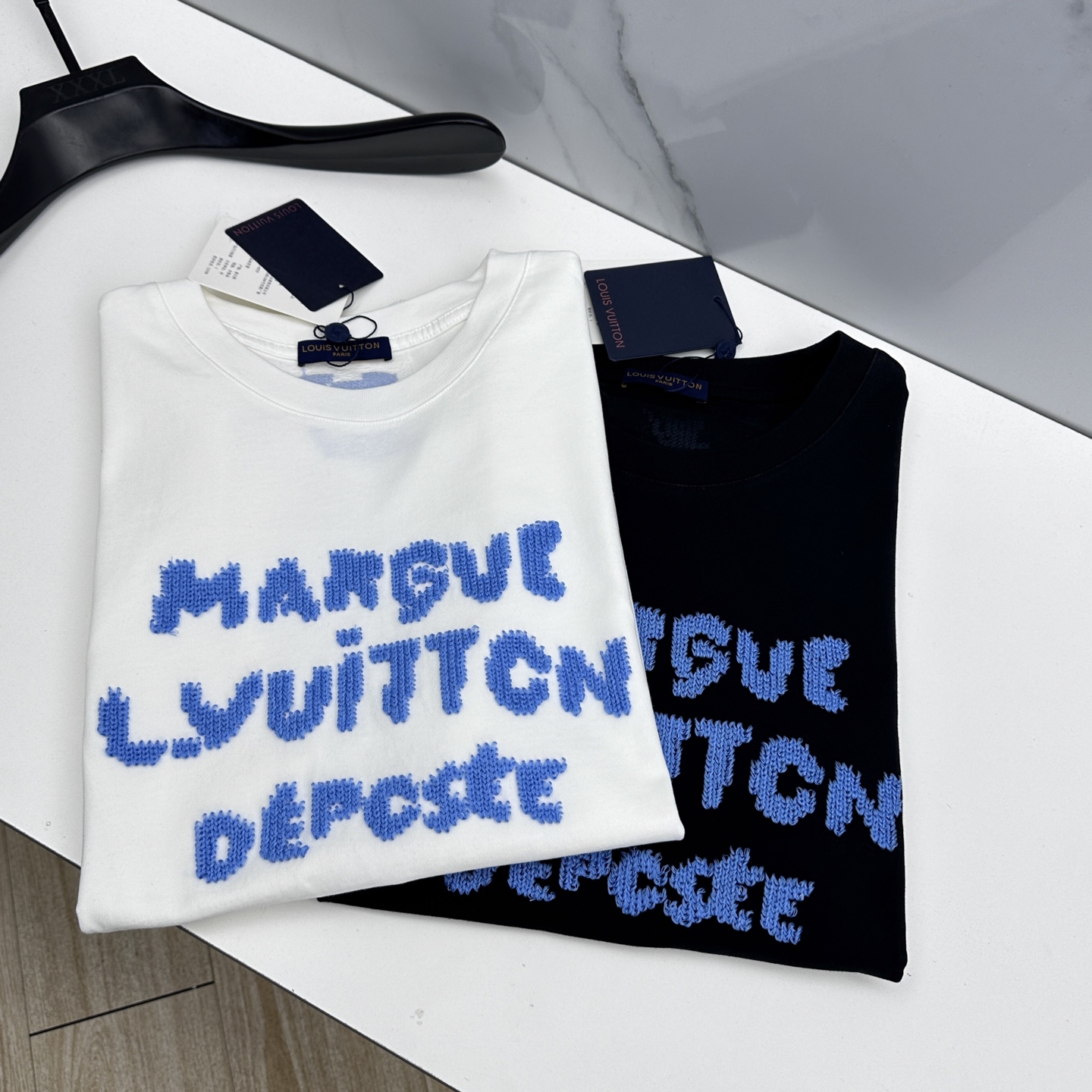 NO:690760,LV Louis Vuitton 2026 spring and summer new short-sleeved official website same style T-shirt Double yarn pure cotton fabric Diversified matching is the current innovative trend at the forefront of fashion Collision of retro and modern elements Extreme violent aesthetics.se fashion matching Complete three standards Sizes M-3XL, louis vuitton, louis vuitton, T-shirt, tees, t-shirt,19860909LV路易威登 2026春夏新款短袖 官网同款T恤 双纱纯棉面料 多元化搭配 是眼下时尚前沿的创新趋势 复古与现代化元素的碰撞 极端的暴力美学.se时尚搭配 三标齐全 尺码M-3XL,,louis vuitton,louis vuitton,T-shirt,tees，t-shirt,,Men's clothing