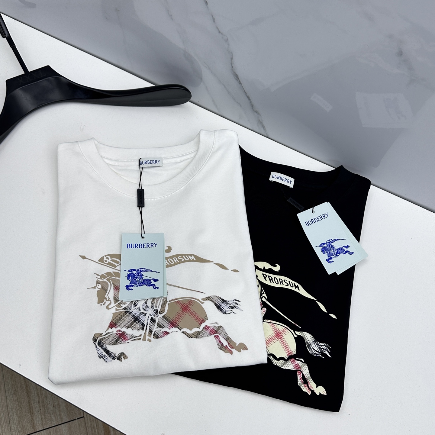 NO:690762,BBR Burberry 2026 spring and summer new printed short-sleeved official website same style T-shirt double yarn pure cotton fabric diversified matching is the innovative trend at the forefront of fashion. The collision of retro and modern elements extreme violent aesthetics.se fashion matching complete three standards sizes M-3XL, burberry, T-shirt, tees, t-shirt,19860909BBR巴宝莉 2026春夏新款印花短袖 官网同款T恤 双纱纯棉面料 多元化搭配 是眼下时尚前沿的创新趋势 复古与现代化元素的碰撞 极端的暴力美学.se时尚搭配 三标齐全 尺码M-3XL,,burberry,T-shirt,tees，t-shirt,,Men's clothing