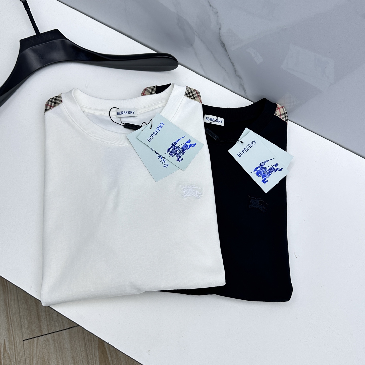 NO:690764,BBR Burberry 2026 spring and summer new equestrian knight badge embroidered short-sleeved official website same style T-shirt double yarn pure cotton fabric diversified matching is the current innovative trend at the forefront of fashion. The collision of retro and modern elements extreme violent aesthetics.se fashion matching three standards complete sizes M-3XL, burberry, T-shirt, tees, t-shirt,19860909BBR巴宝莉 2026春夏新款马术骑士徽章刺绣短袖 官网同款T恤 双纱纯棉面料 多元化搭配 是眼下时尚前沿的创新趋势 复古与现代化元素的碰撞 极端的暴力美学.se时尚搭配 三标齐全 尺码M-3XL,,burberry,T-shirt,tees，t-shirt,,Men's clothing