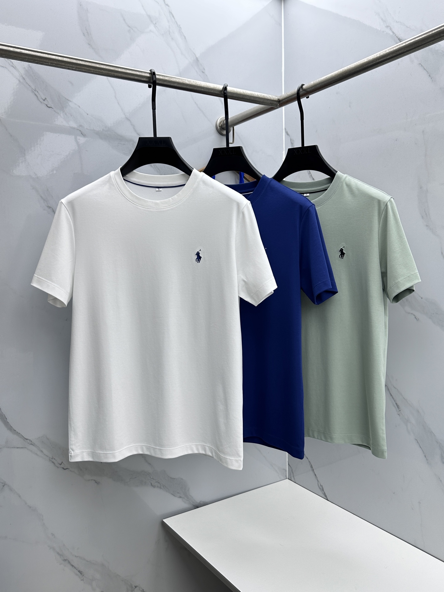NO:690773,POLO 2026 spring and summer new style simple casual short-sleeved. Selected Xinjiang long-staple cotton. The yarn is environmentally friendly and dyed. The fabric is washed, soft and comfortable. Diversified matching. In line with the current innovative trend of fashion cutting-edge. Collision of retro and modern elements. Extreme violent aesthetics. Fashion matching. Complete three standards. Same style for men and women. nb size M-4XL, T-shirt,19860909POLO 2026春夏新款简约休闲短袖 精选新疆长绒棉 纱线环保染色定型 面料洗水上身软软舒适 多元化搭配 符合眼下时尚前沿的创新趋势 复古与现代化元素的碰撞 极端的暴力美学.时尚搭配 三标齐全 男女同款nb 尺码M-4XL,,T-shirt,,Men's clothing
