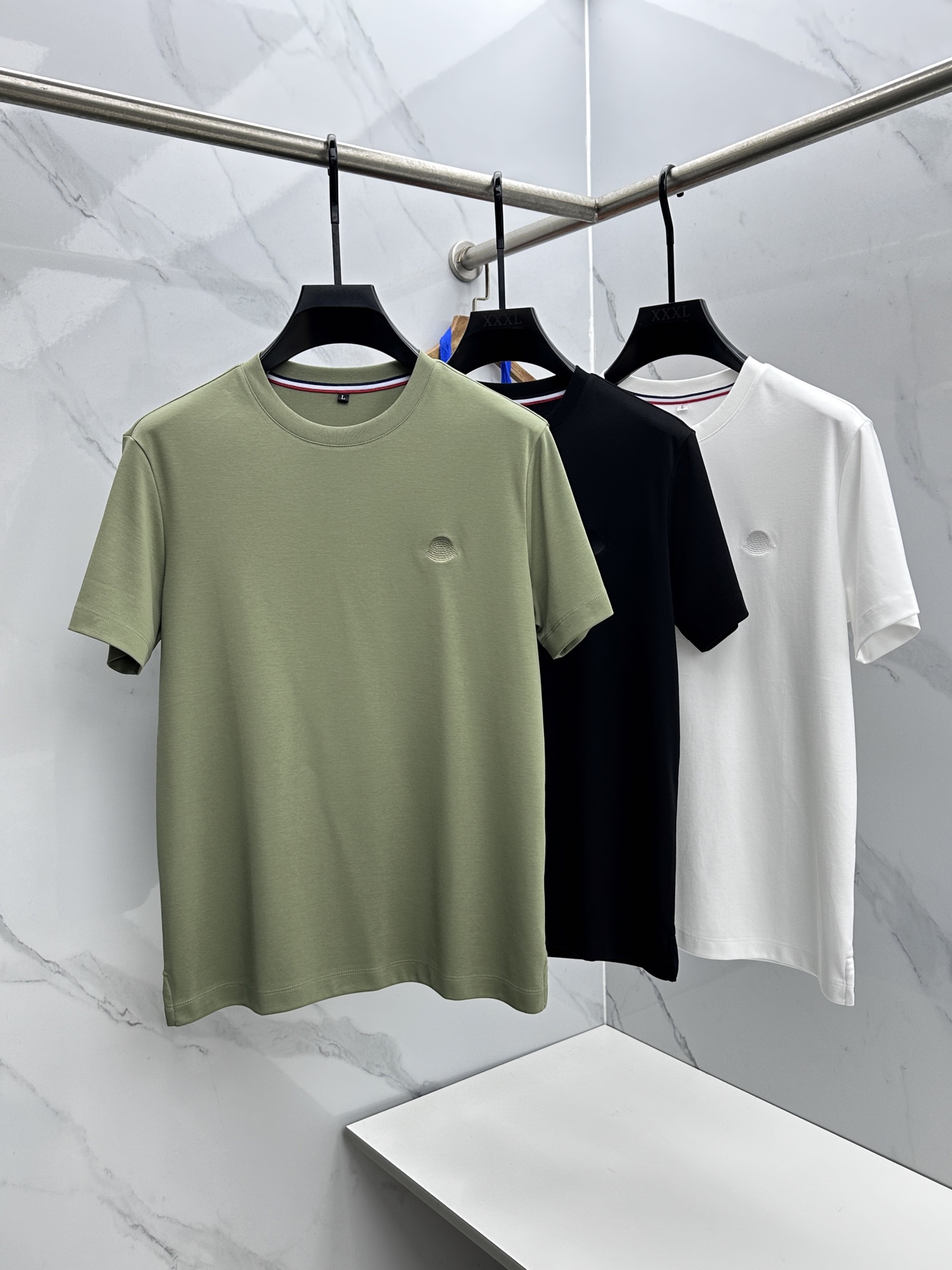 NO:690775,Moncler muzzle 2026 spring and summer new style simple casual short sleeves. Select Xinjiang long-staple cotton. The yarn is environmentally friendly and dyed. The fabric is washed, soft and comfortable. Diversified matching. In line with the current innovative trend of fashion cutting-edge. Collision of retro and modern elements. Extreme violent aesthetics. Fashion matching. Complete three standards. Same style for men and women. nb size M-4XL, Moncler, T-shirt,19860909Moncler蒙口 2026春夏新款简约休闲短袖 精选新疆长绒棉 纱线环保染色定型 面料洗水上身软软舒适 多元化搭配 符合眼下时尚前沿的创新趋势 复古与现代化元素的碰撞 极端的暴力美学.时尚搭配 三标齐全 男女同款nb 尺码M-4XL,,Moncler,T-shirt,,Men's clothing