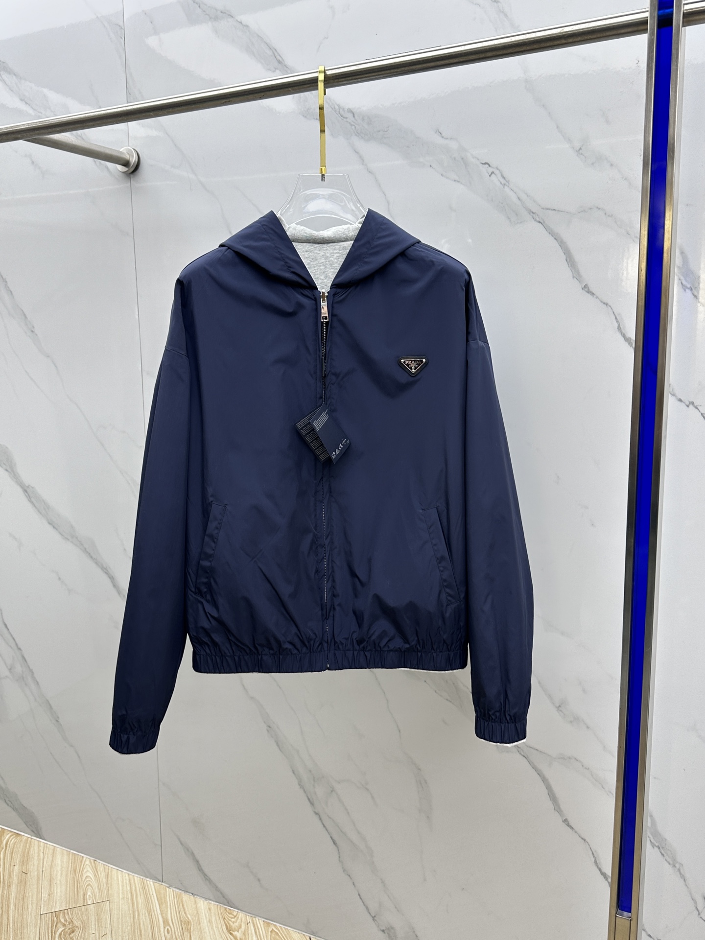 NO:691636,Prada's official website of the same style reversible hooded sweatshirt jacket. This jacket has no exaggerated embellishments, only tailoring with centuries of craftsmanship. It fits every inch of the body. It can hold up decently in business, and can be relaxed and lazy in leisure. The short design optimizes body proportions.  One side of the jacket is suitable for outdoor sports; the other side is simple and casual, suitable for daily wardrobes. It is also equipped with the brand's classic logo and is presented in a delicate and compact form. It does not destroy the simplicity of double-sided wear, but also highlights the brand identity and enhances recognition and sophistication. A7 sizes S-XL, prada, prada, hoodie, sweatshirts, jackets & coats, hats,19860909Prada普拉达 官网同款双面穿连帽卫衣外套 这款外套没有浮夸缀饰,唯有百年工艺沉淀的剪裁,贴合身体每一寸舒展,商务时撑得起体面,休闲时松得出慵懒,短款设计优化身材比例. 外套一面适合户外运动；一面简约休闲,适合日常衣柜百搭,又配上品牌经典logo,以精致小巧的形式呈现,不破坏双面穿的简约感,又能彰显品牌身份,提升辨识度与精致度.A7 尺码S-XL,,prada,prada,hoodie,sweatshirts,jackets & coats,hats,,Men's clothing