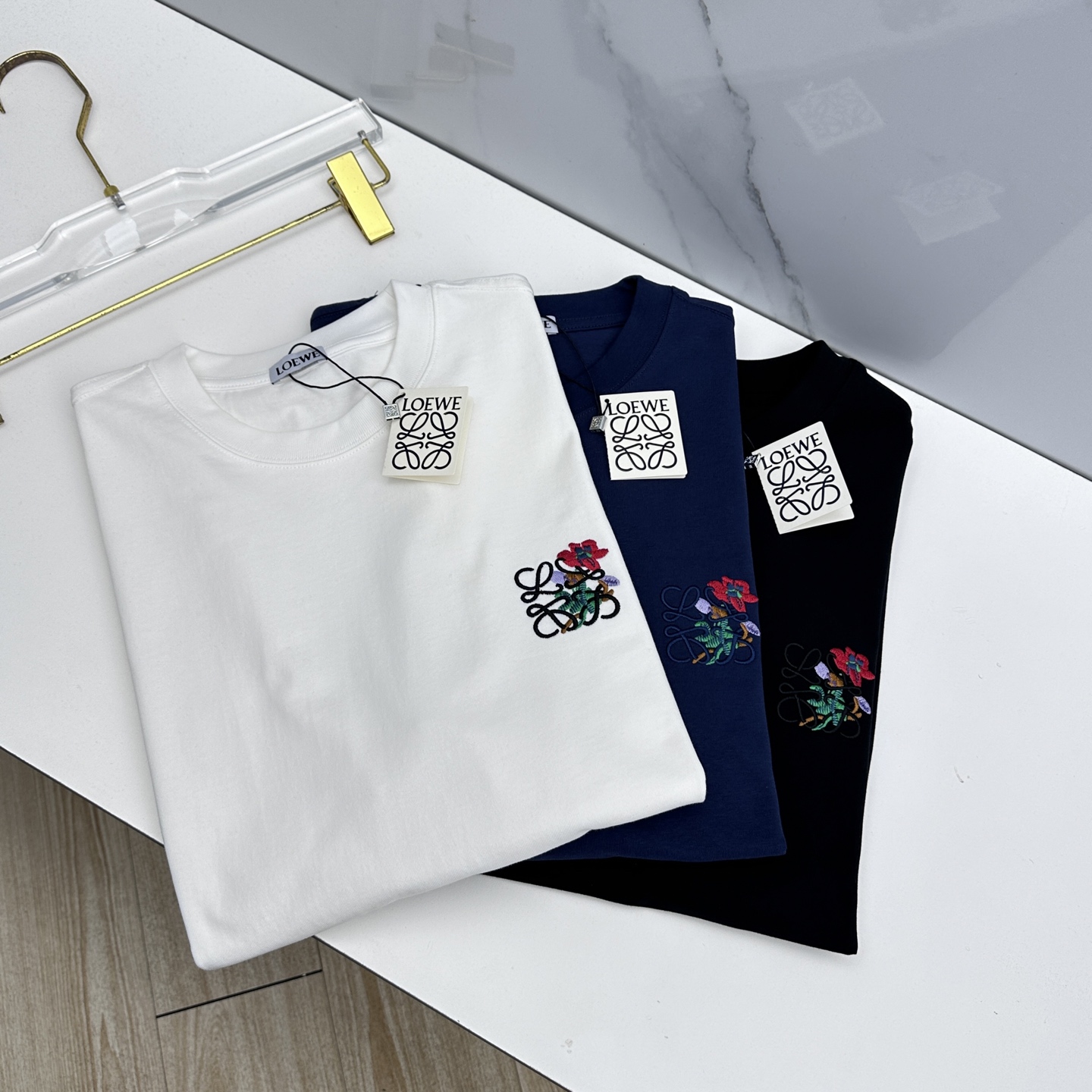 NO:691628,LOEWE 2026 spring and summer new embroidered logo short-sleeved T-shirt of the same style as the official website. Double yarn pure cotton fabric. Diversified matching is the innovative trend at the forefront of fashion. The collision of retro and modern elements. Extreme violent aesthetics. Fashion matching. Complete three standards. s15 size S-XL,, loewe, loewe, T-shirt, tees, t-shirt,19860909LOEWE罗意威 2026春夏新款刺绣logo短袖 官网同款T恤 双纱纯棉面料 多元化搭配 是眼下时尚前沿的创新趋势 复古与现代化元素的碰撞 极端的暴力美学.时尚搭配 三标齐全 s15 尺码S-XL,,loewe,loewe,T-shirt,tees，t-shirt,,Men's clothing