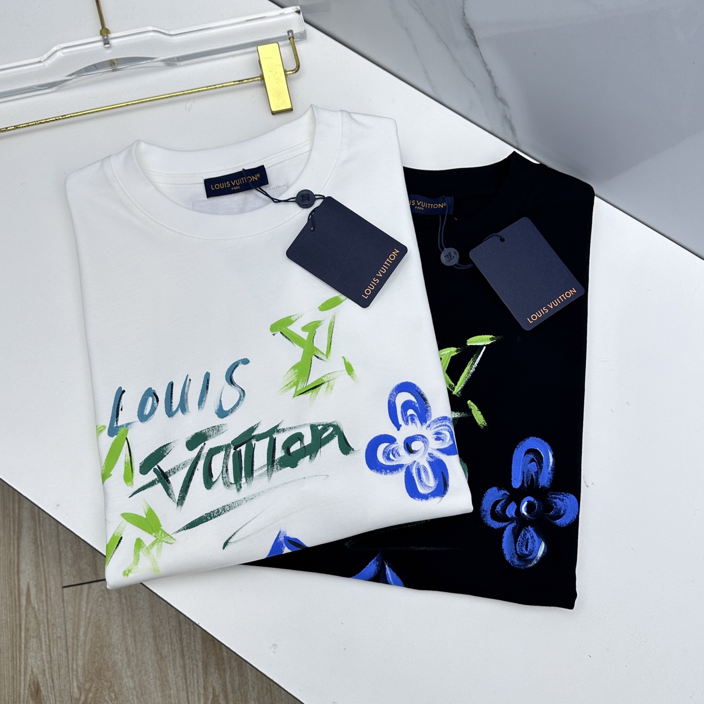 NO:691631,LV Louis Vuitton 2026 spring and summer new logo printed short-sleeved T-shirt of the same style as the official website. Double yarn pure cotton fabric. Diversified matching is the innovative trend at the forefront of fashion. The collision of retro and modern elements. Extreme violent aesthetics. Fashionable matching. Complete three standards. dx size S-XXL,, louis vuitton, louis vuitton, T-shirt, tees, t-shirt,19860909LV路易威登 2026春夏新款logo印花短袖 官网同款T恤 双纱纯棉面料 多元化搭配 是眼下时尚前沿的创新趋势 复古与现代化元素的碰撞 极端的暴力美学.时尚搭配 三标齐全 dx 尺码S-XXL,,louis vuitton,louis vuitton,T-shirt,tees，t-shirt,,Men's clothing