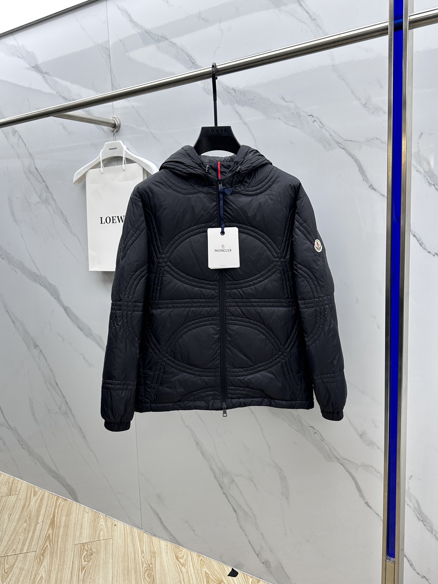 NO:691661,Moncler Mouth Down Jacket 2025 latest fashion designer down jacket. (The hood is not removable) Every detail shows craftsmanship. The design changes are enough high-end structural tailoring to show men's diverse image changes. They are slim and neat, and tailored to meet the current popular multi-layered outfits. Versatile style for life. High-quality bulk AL size 48-56, Moncler, jackets & coats, down jacket, hats,19860909Moncler蒙口 羽绒服2025最新款时尚设计师款羽绒外套.（连帽不可可拆卸）处处细节显工艺足够的高级结构性剪裁的设计改变来展现男士多样的形象变化,修身利落、剪裁合体,满足时下正流行的多层次穿搭,生活百搭款式 高品质大货AL 码数48-56,,Moncler,jackets & coats,down jacket,hats,,Men's clothing