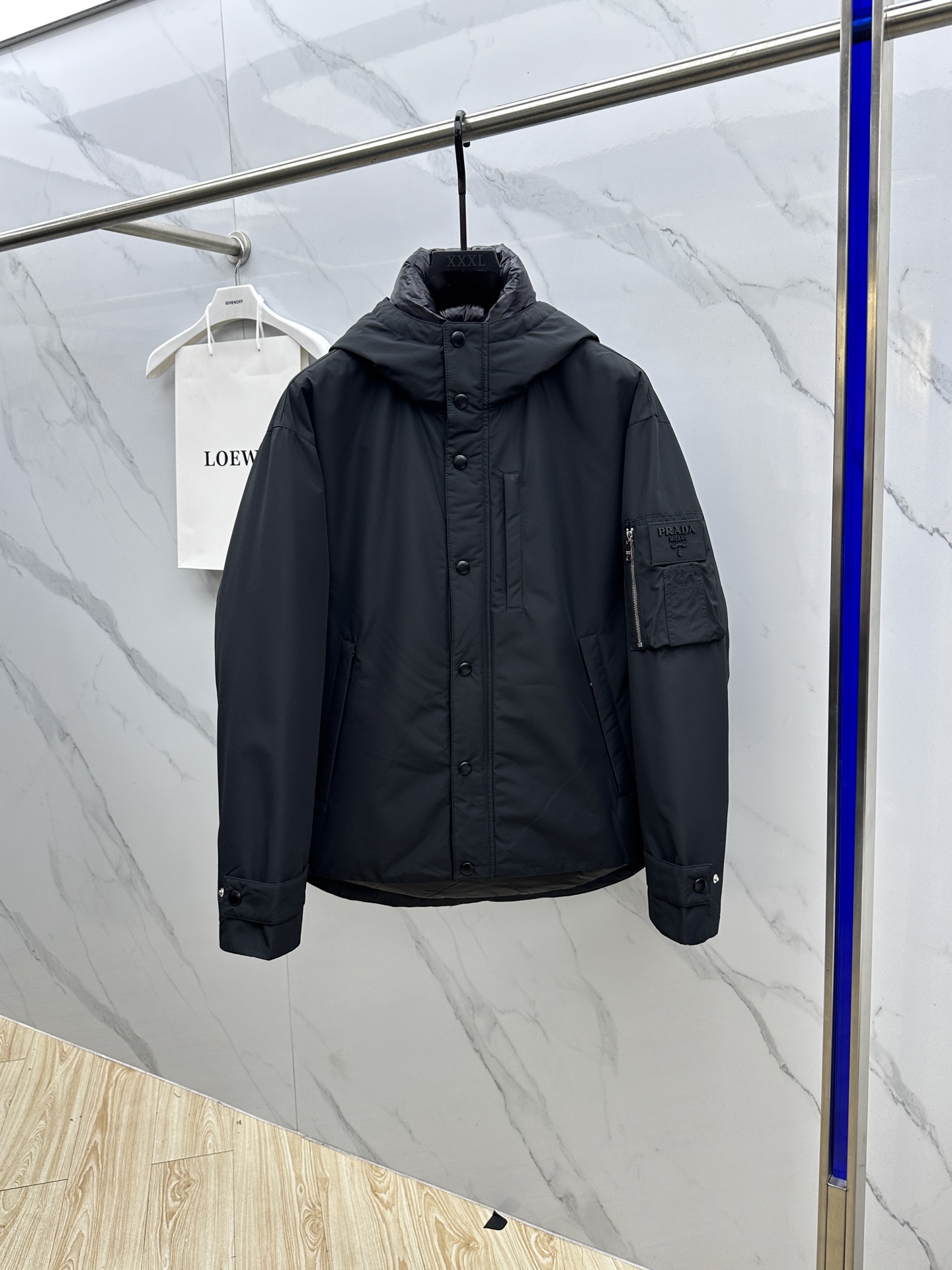 NO:691634,Prada Down Jacket 2025 latest fashion designer down jacket. (The hood is not removable) Every detail shows craftsmanship. The design changes are enough high-end structural tailoring to show men's diverse image changes. They are slim and neat, and tailored to meet the current popular multi-layered outfits. Versatile style for life. High-quality large goods AL size M-XXL,, prada, prada, jackets & coats, down jacket, hats,19860909Prada普拉达 羽绒服2025最新款时尚设计师款羽绒外套.（连帽不可可拆卸）处处细节显工艺足够的高级结构性剪裁的设计改变来展现男士多样的形象变化,修身利落、剪裁合体,满足时下正流行的多层次穿搭,生活百搭款式 高品质大货AL 码数M-XXL,,prada,prada,jackets & coats,down jacket,hats,,Men's clothing