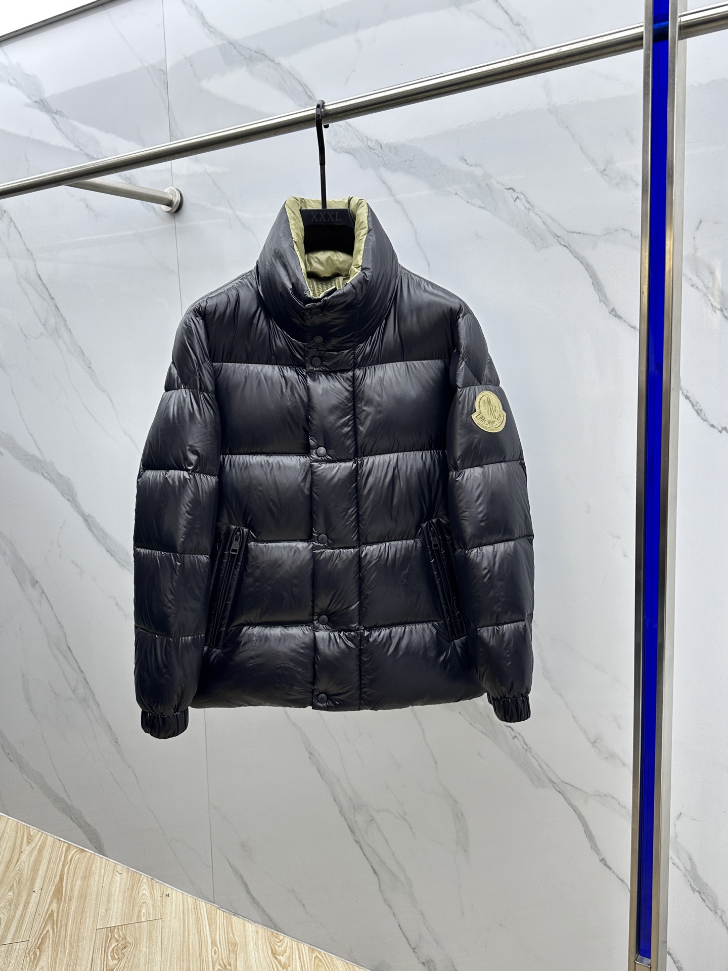 NO:691645,Moncler down jacket 2025 latest fashionable and casual down stand-collar jacket with built-in suspenders. Every detail shows craftsmanship and enough advanced structural tailoring design changes to show men's diverse image changes. It is slim and neat, and tailored to meet the current popular multi-layered wear. Versatile style for life. High-quality bulk AL size 48-56, Moncler, jackets & coats, down jacket,19860909Moncler蒙口 羽绒服2025最新款时尚休闲款羽绒立领外套,内置背带.处处细节显工艺足够的高级结构性剪裁的设计改变来展现男士多样的形象变化,修身利落、剪裁合体,满足时下正流行的多层次穿搭,生活百搭款式 高品质大货AL 码数48-56,,Moncler,jackets & coats,down jacket,,Men's clothing