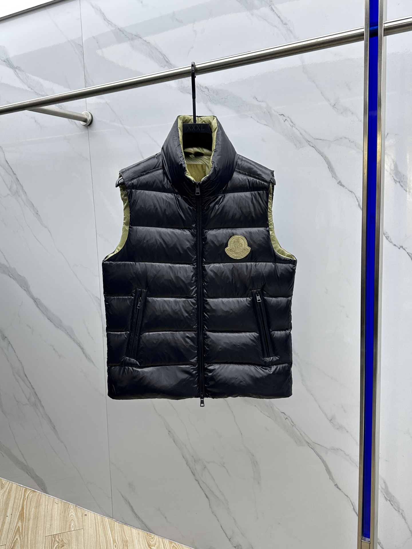 NO:691648,Moncler down jacket 2025 latest fashionable and casual down vest jacket stand collar. Every detail shows craftsmanship and enough advanced structural tailoring design changes to show men's diverse image changes. Slim and neat, tailored to meet the current popular multi-layered wear, versatile style for life. High-quality bulk AL size 48-56,, Moncler, jackets & coats, down jacket,19860909Moncler蒙口 羽绒服2025最新款时尚休闲款羽绒马甲外套立领.处处细节显工艺足够的高级结构性剪裁的设计改变来展现男士多样的形象变化,修身利落、剪裁合体,满足时下正流行的多层次穿搭,生活百搭款式 高品质大货AL 码数48-56,,Moncler,jackets & coats,down jacket,,Men's clothing