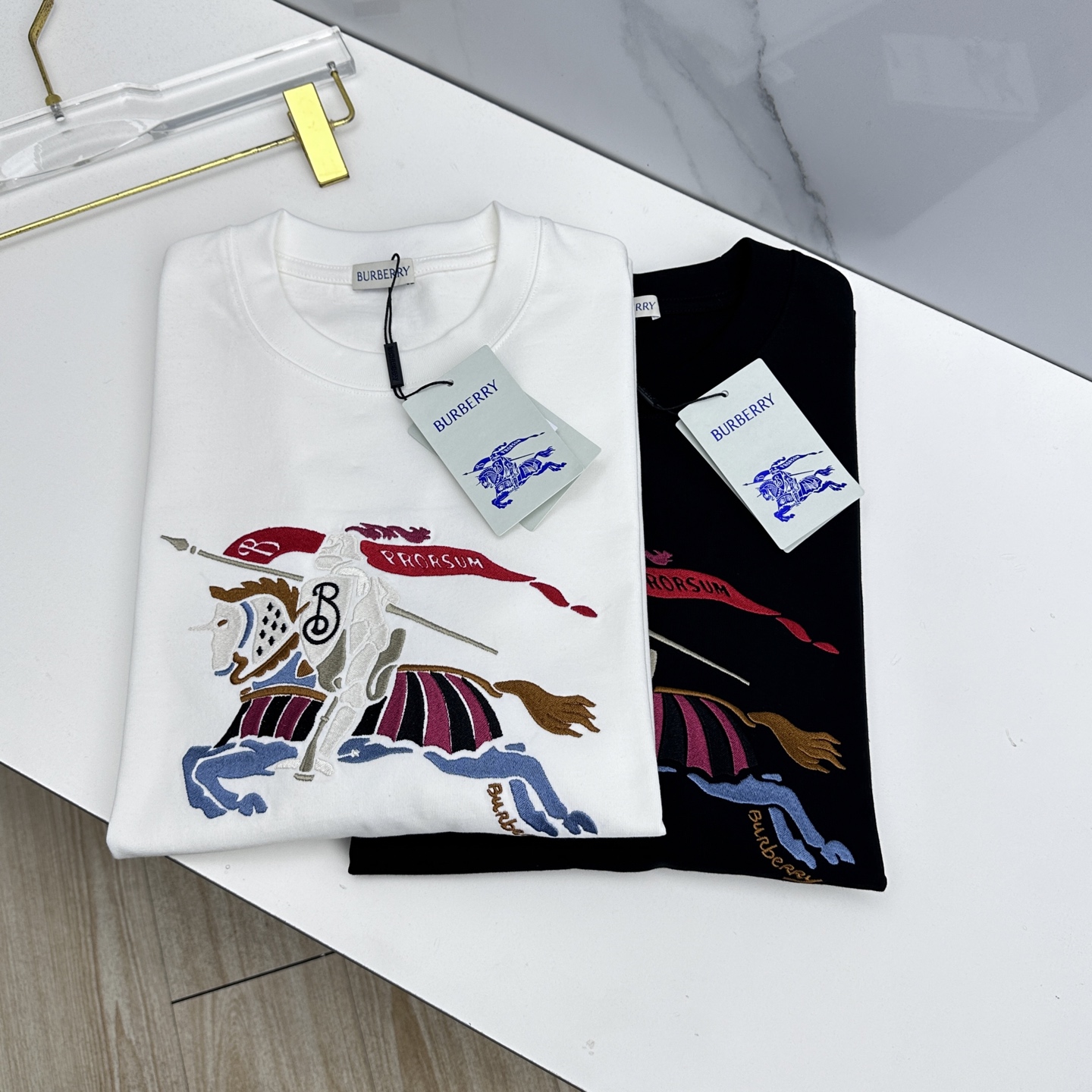 NO:691639,BBR Burberry 2026 spring and summer new equestrian knight logo embroidered short-sleeved official website same style T-shirt double yarn pure cotton fabric diversified matching is the current innovative trend at the forefront of fashion. The collision of retro and modern elements extreme violent aesthetics. Fashion matching complete three standards s15 size S-XL, burberry, T-shirt, tees, t-shirt,19860909BBR巴宝莉 2026春夏新款马术骑士徽标刺绣短袖 官网同款T恤 双纱纯棉面料 多元化搭配 是眼下时尚前沿的创新趋势 复古与现代化元素的碰撞 极端的暴力美学.时尚搭配 三标齐全 s15 尺码S-XL,,burberry,T-shirt,tees，t-shirt,,Men's clothing