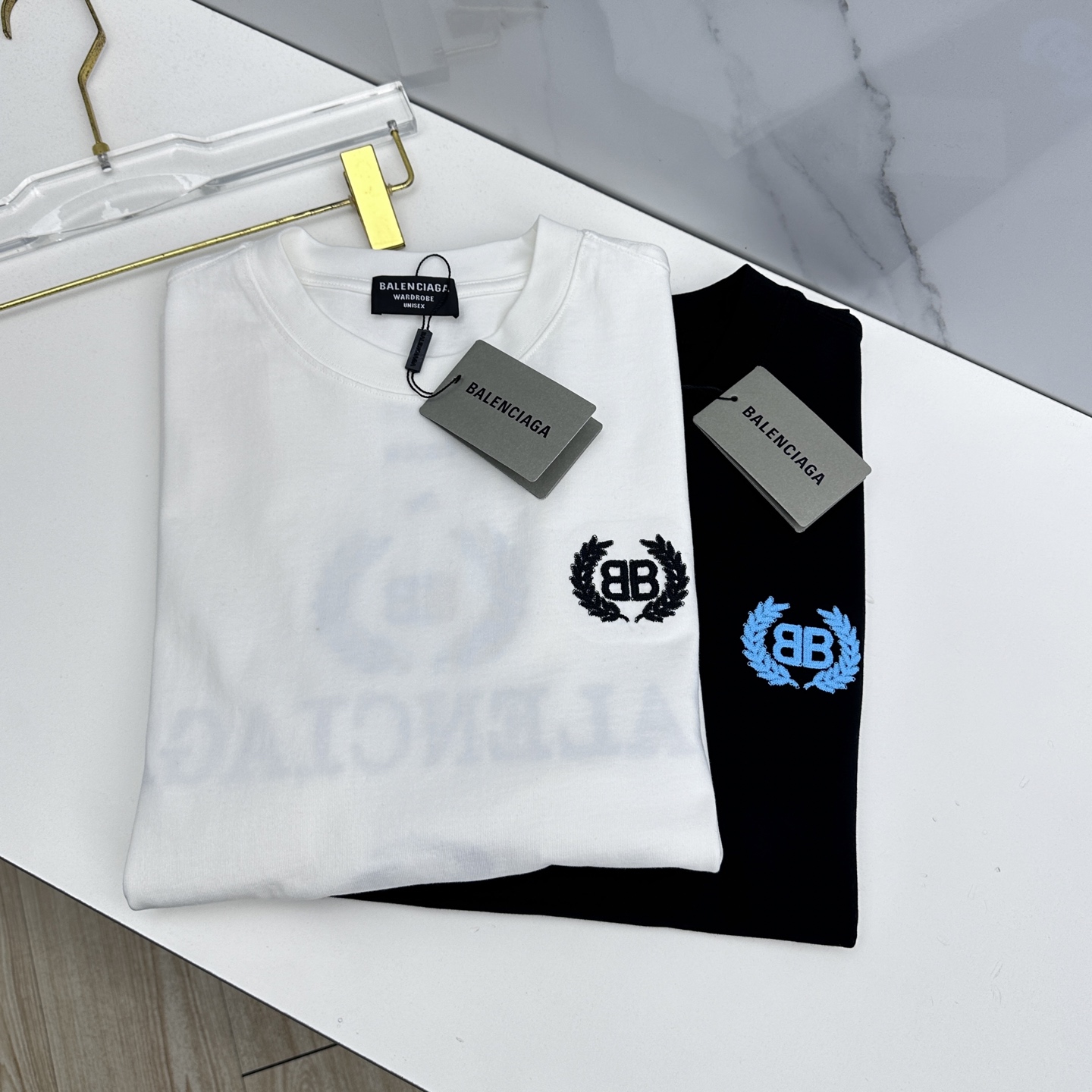 NO:691642,Balenciaga 2026 spring and summer new logo letter embroidered short-sleeved official website same T-shirt double yarn pure cotton fabric diversified matching is the current innovative trend at the forefront of fashion. The collision of retro and modern elements extreme violent aesthetics. Fashion matching complete three standards s15 size S-XL, balenciaga, balenciaga, T-shirt, tees, t-shirt,19860909Balenciaga巴黎世家 2026春夏新款logo字母刺绣短袖 官网同款T恤 双纱纯棉面料 多元化搭配 是眼下时尚前沿的创新趋势 复古与现代化元素的碰撞 极端的暴力美学.时尚搭配 三标齐全 s15 尺码S-XL,,balenciaga,balenciaga,T-shirt,tees，t-shirt,,Men's clothing