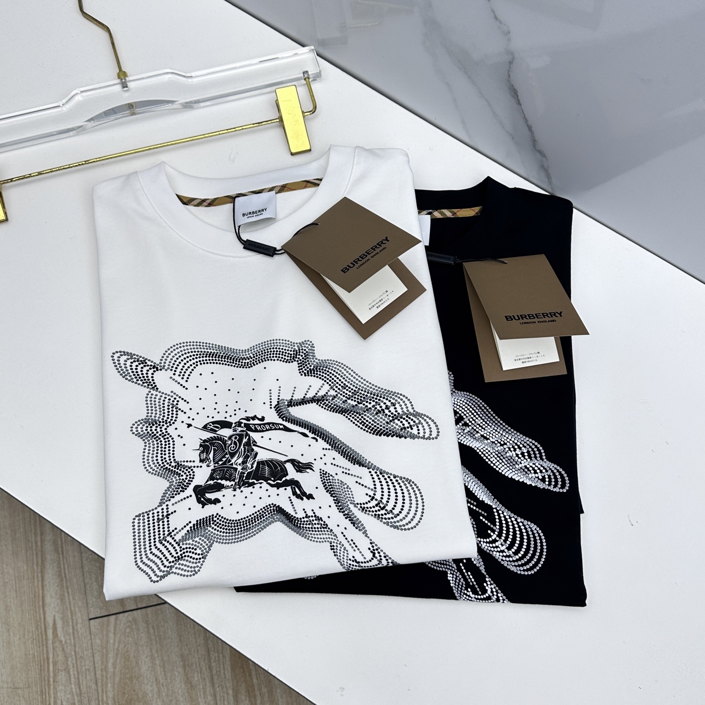 NO:691646,BBR Burberry 2026 spring and summer new short-sleeved official website same style T-shirt double yarn pure cotton fabric diversified matching is the current innovative trend at the forefront of fashion. The collision of retro and modern elements extreme violent aesthetics. Fashion matching complete three standards dx size S-XXL, burberry, T-shirt, tees, t-shirt,19860909BBR巴宝莉 2026春夏新款短袖 官网同款T恤 双纱纯棉面料 多元化搭配 是眼下时尚前沿的创新趋势 复古与现代化元素的碰撞 极端的暴力美学.时尚搭配 三标齐全 dx 尺码S-XXL,,burberry,T-shirt,tees，t-shirt,,Men's clothing