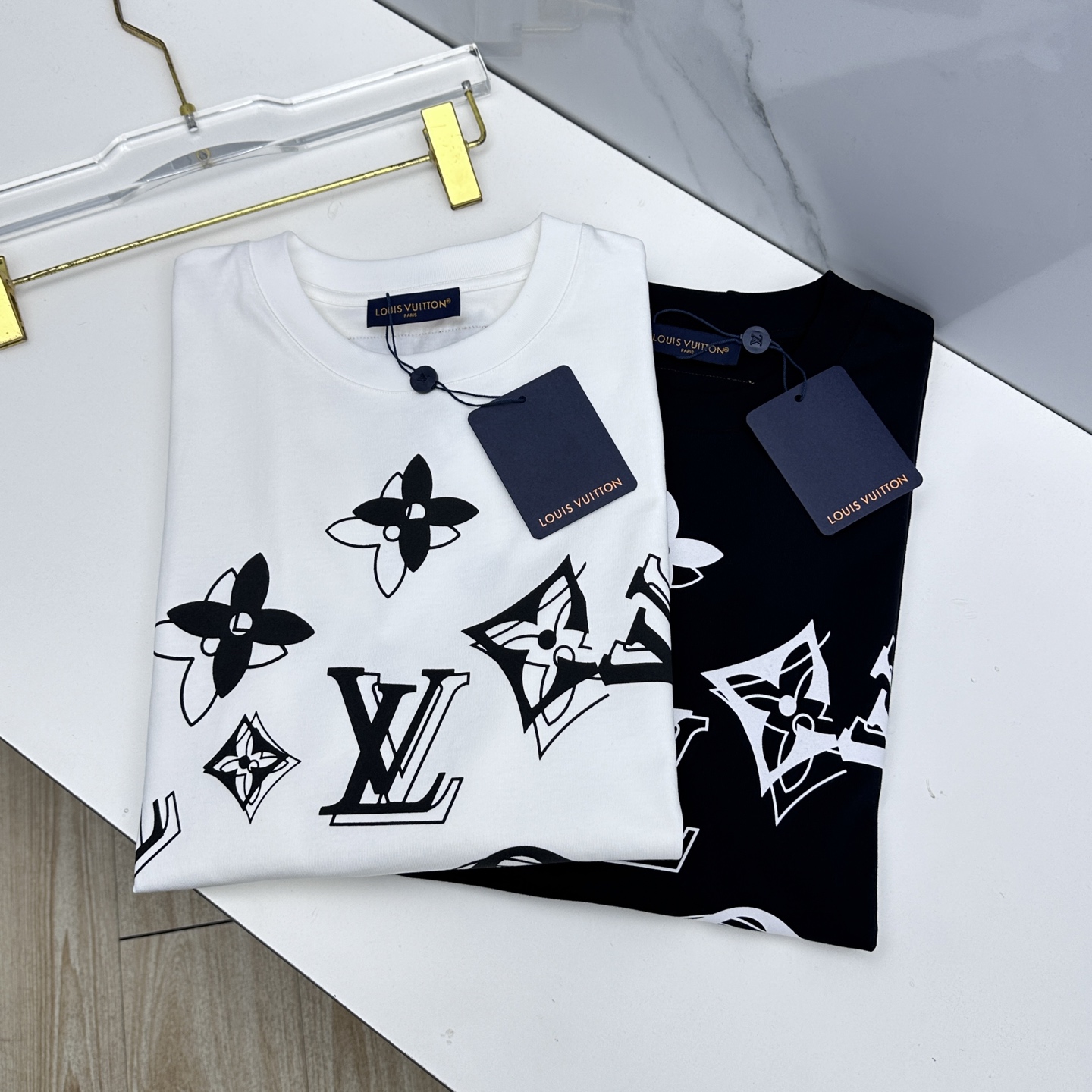 NO:691649,LV Louis Vuitton 2026 spring and summer new logo printed short-sleeved T-shirt of the same style as the official website. Double yarn pure cotton fabric. Diversified matching is the innovative trend at the forefront of fashion. The collision of retro and modern elements. Extreme violent aesthetics. Fashionable matching. Complete three standards. dx size S-XXL,, louis vuitton, louis vuitton, T-shirt, tees, t-shirt,19860909LV路易威登 2026春夏新款logo印花短袖 官网同款T恤 双纱纯棉面料 多元化搭配 是眼下时尚前沿的创新趋势 复古与现代化元素的碰撞 极端的暴力美学.时尚搭配 三标齐全 dx 尺码S-XXL,,louis vuitton,louis vuitton,T-shirt,tees，t-shirt,,Men's clothing
