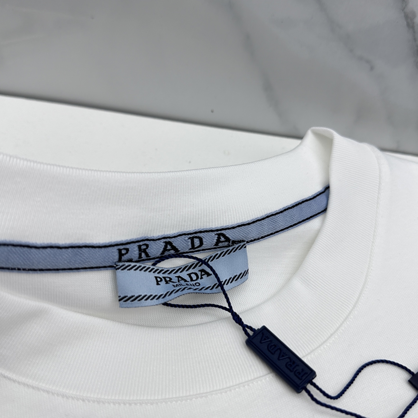 🆕Prada普拉达 2026春夏新款logo胶条装饰短袖 官网同款T恤 双纱纯棉面料 多元化搭配 是眼下