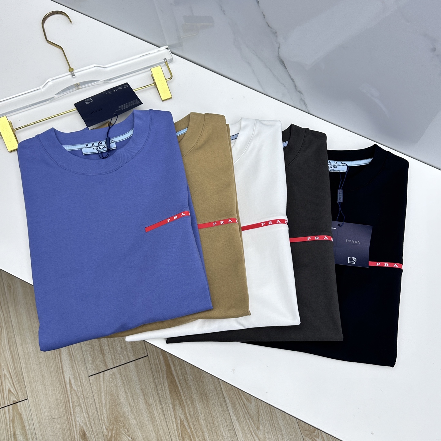 🆕Prada普拉达 2026春夏新款logo胶条装饰短袖 官网同款T恤 双纱纯棉面料 多元化搭配 是眼下