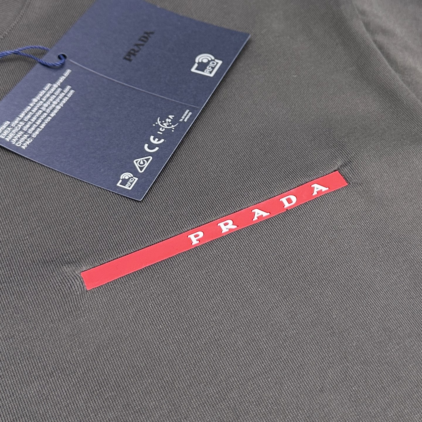 🆕Prada普拉达 2026春夏新款logo胶条装饰短袖 官网同款T恤 双纱纯棉面料 多元化搭配 是眼下