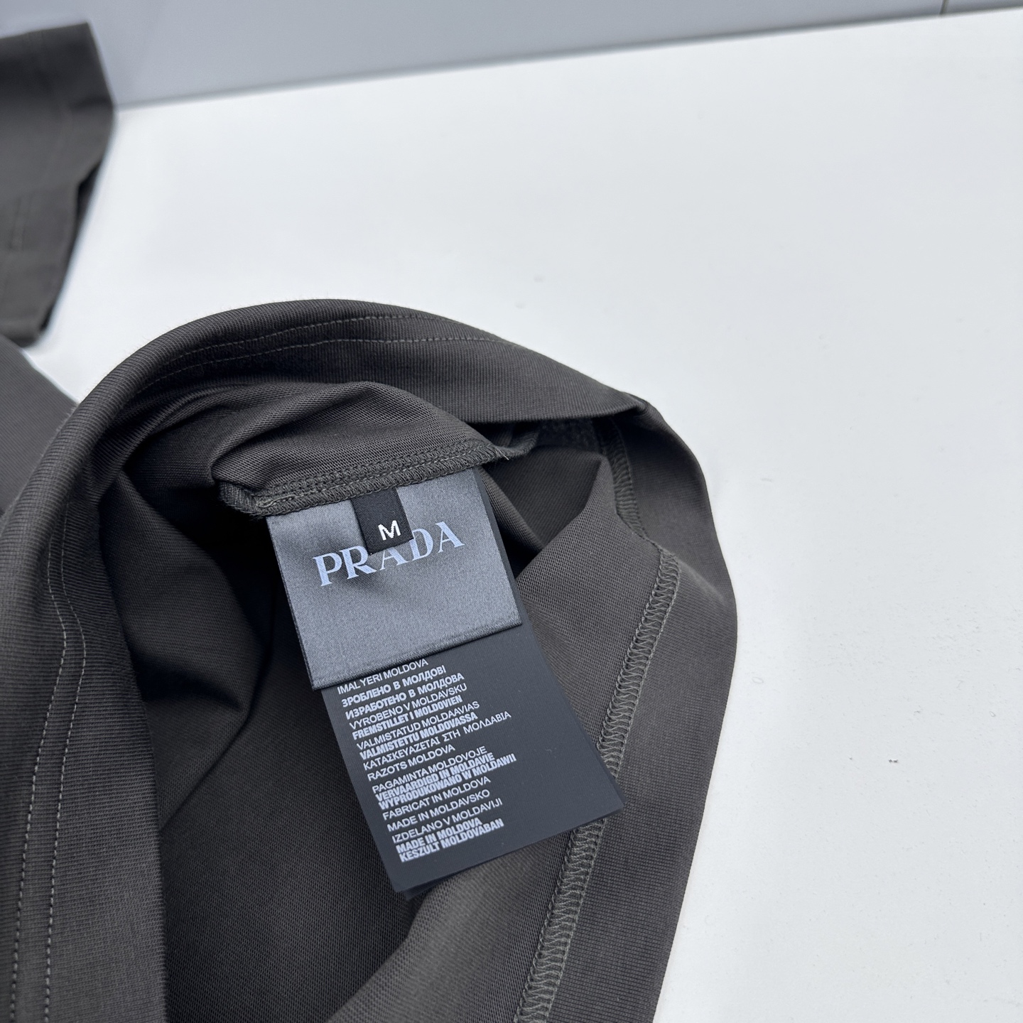 🆕Prada普拉达 2026春夏新款logo胶条装饰短袖 官网同款T恤 双纱纯棉面料 多元化搭配 是眼下