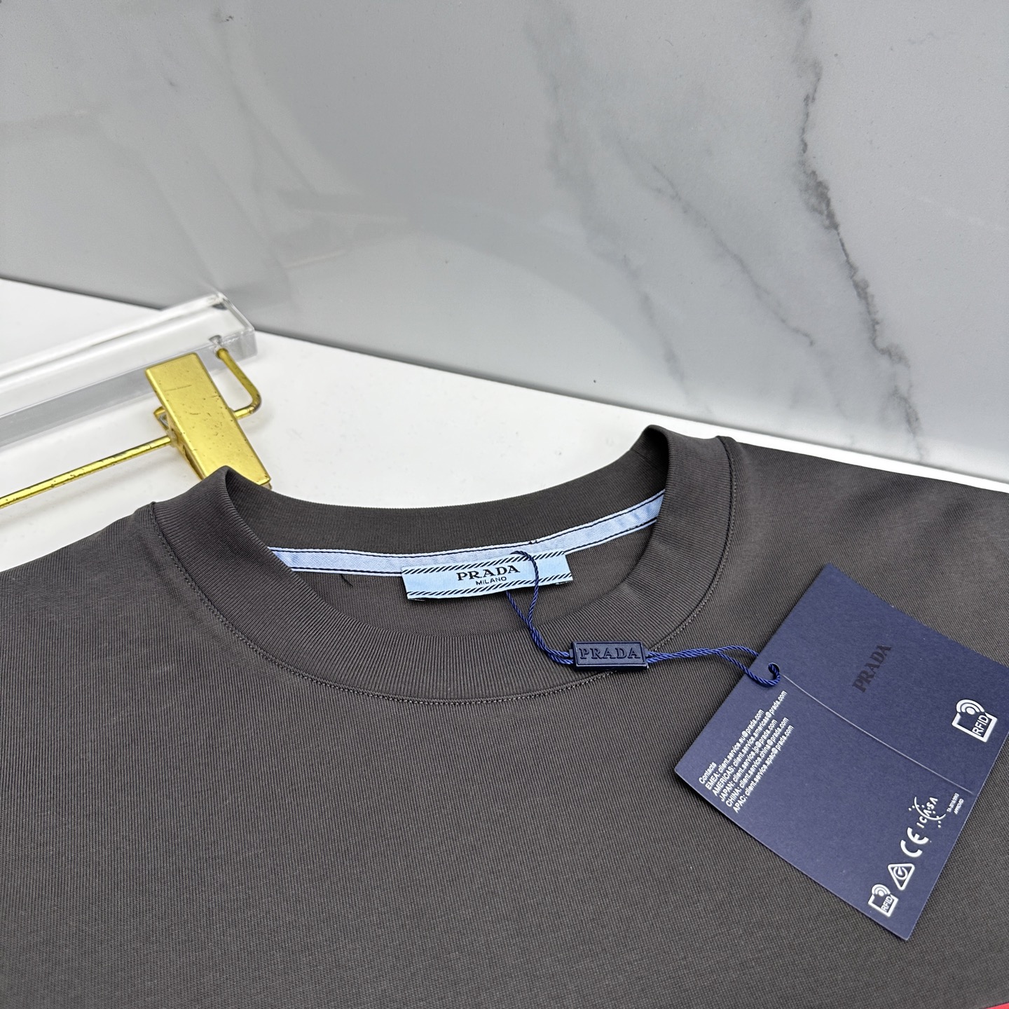 🆕Prada普拉达 2026春夏新款logo胶条装饰短袖 官网同款T恤 双纱纯棉面料 多元化搭配 是眼下