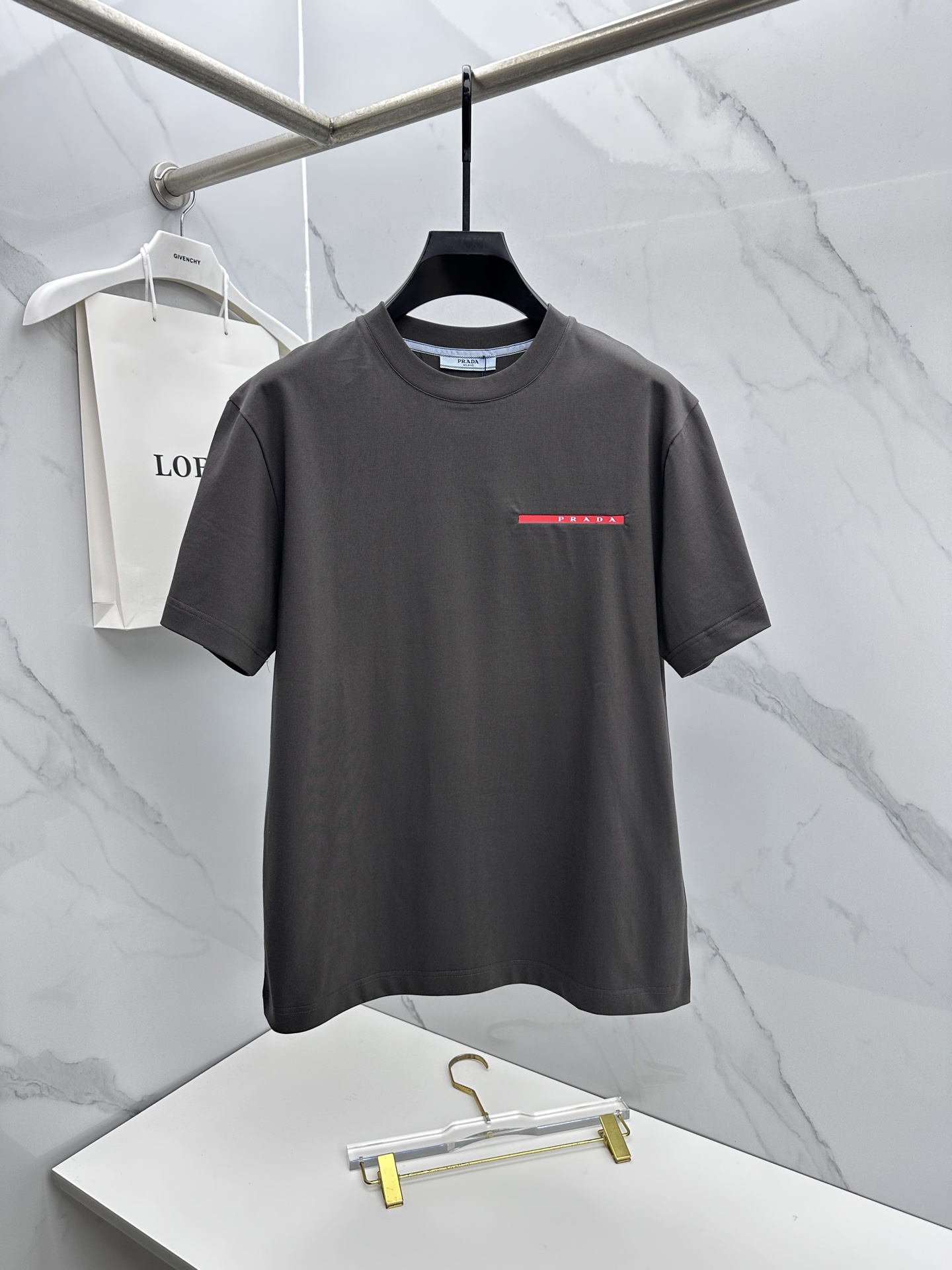 🆕Prada普拉达 2026春夏新款logo胶条装饰短袖 官网同款T恤 双纱纯棉面料 多元化搭配 是眼下