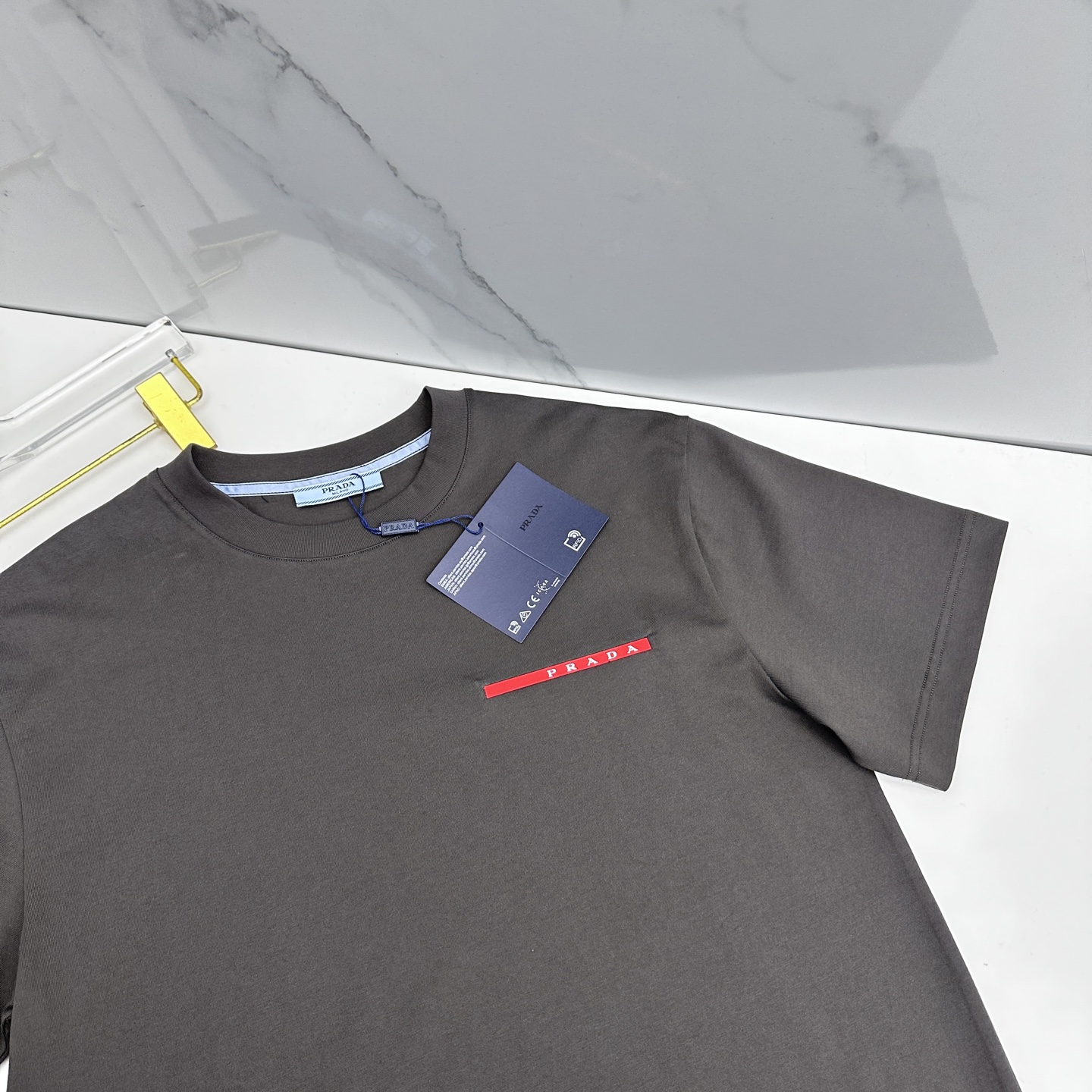 🆕Prada普拉达 2026春夏新款logo胶条装饰短袖 官网同款T恤 双纱纯棉面料 多元化搭配 是眼下