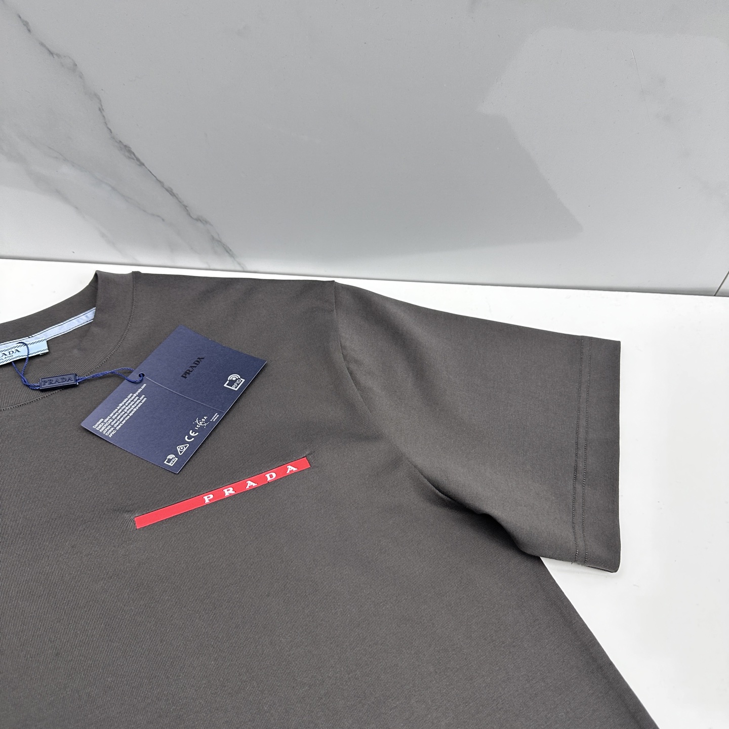 🆕Prada普拉达 2026春夏新款logo胶条装饰短袖 官网同款T恤 双纱纯棉面料 多元化搭配 是眼下