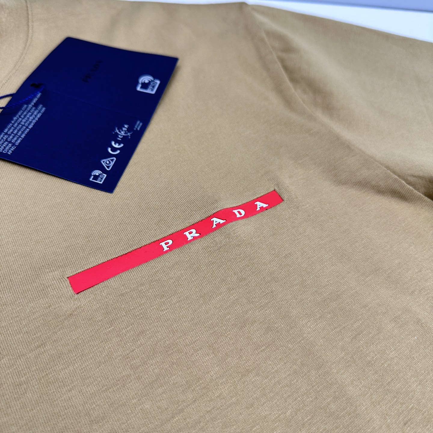 🆕Prada普拉达 2026春夏新款logo胶条装饰短袖 官网同款T恤 双纱纯棉面料 多元化搭配 是眼下