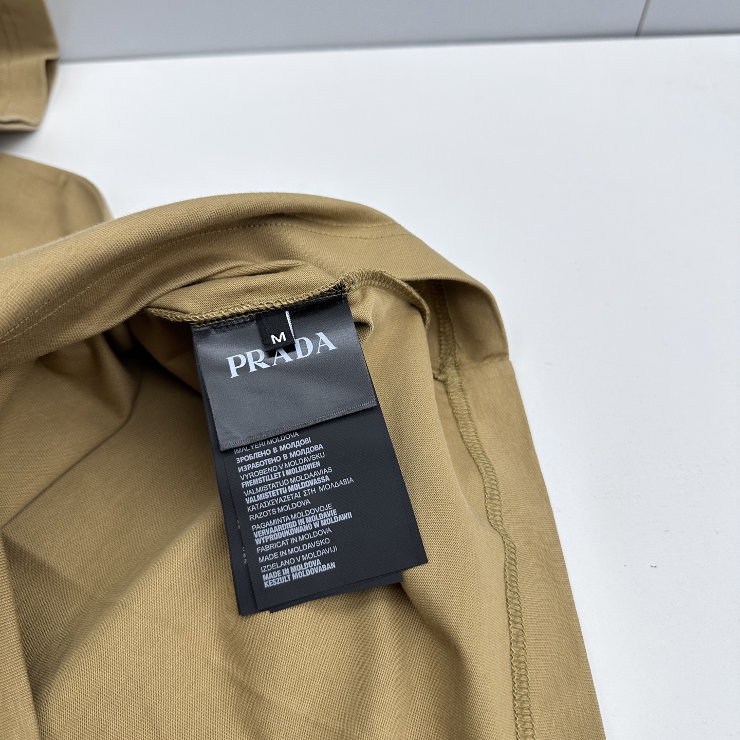 🆕Prada普拉达 2026春夏新款logo胶条装饰短袖 官网同款T恤 双纱纯棉面料 多元化搭配 是眼下