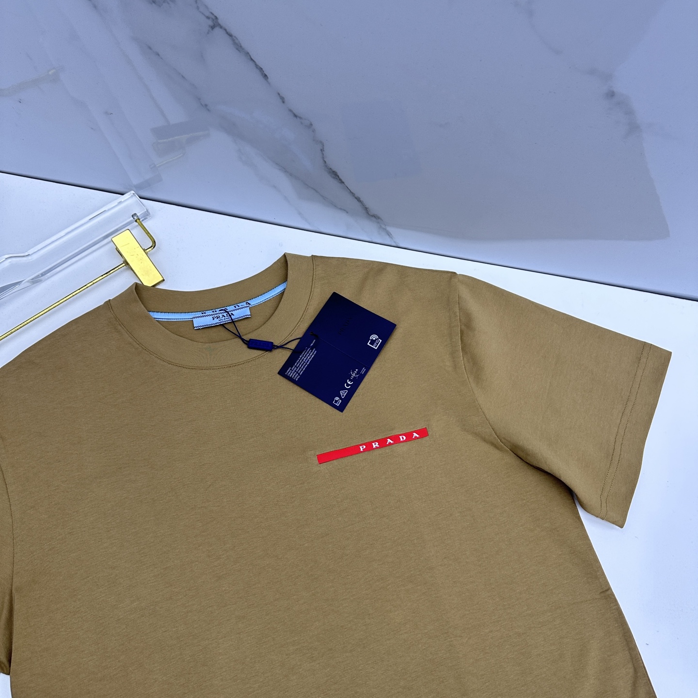 🆕Prada普拉达 2026春夏新款logo胶条装饰短袖 官网同款T恤 双纱纯棉面料 多元化搭配 是眼下