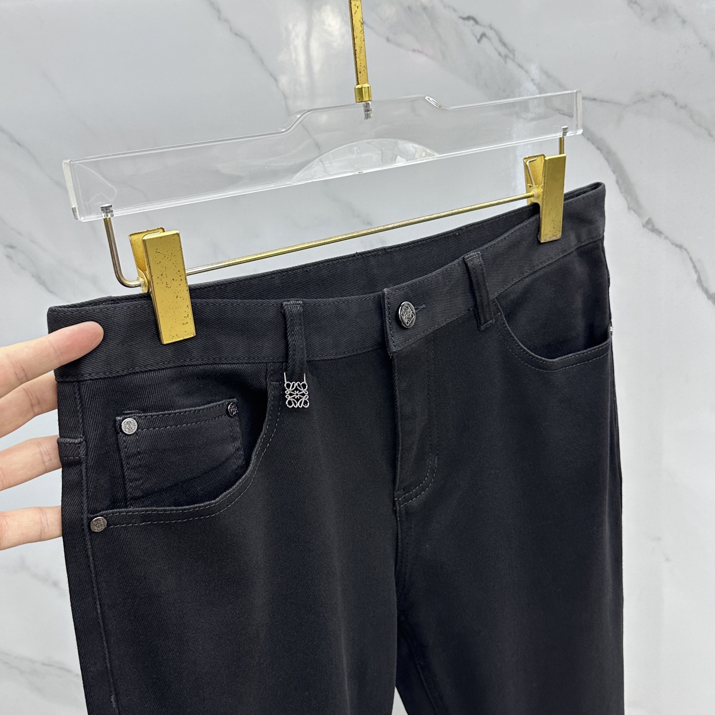 🆕LOEWE罗意威 男装系列属于时装圈无法复制和取代的存在，代表着意式典型的品牌 工艺、品质及剪裁设计都