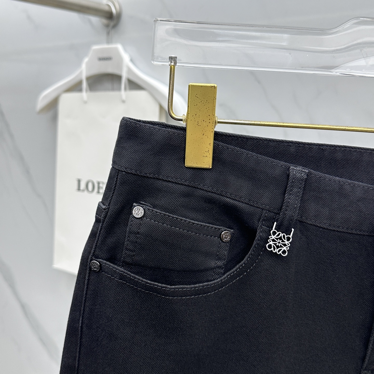 🆕LOEWE罗意威 男装系列属于时装圈无法复制和取代的存在，代表着意式典型的品牌 工艺、品质及剪裁设计都