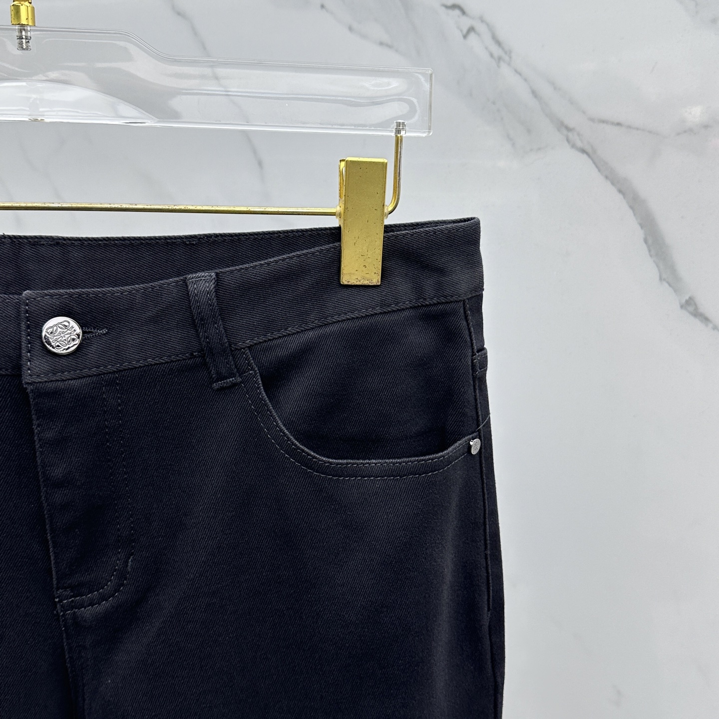 🆕LOEWE罗意威 男装系列属于时装圈无法复制和取代的存在，代表着意式典型的品牌 工艺、品质及剪裁设计都