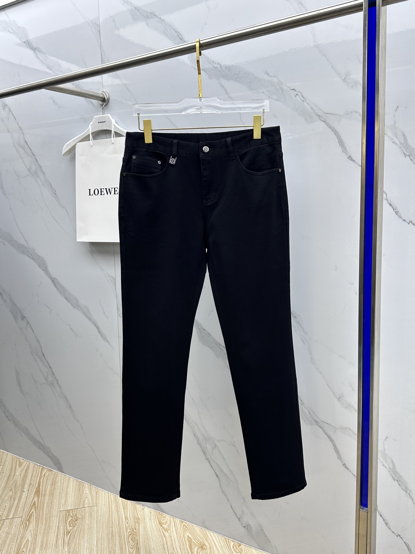 🆕LOEWE罗意威 男装系列属于时装圈无法复制和取代的存在，代表着意式典型的品牌 工艺、品质及剪裁设计都