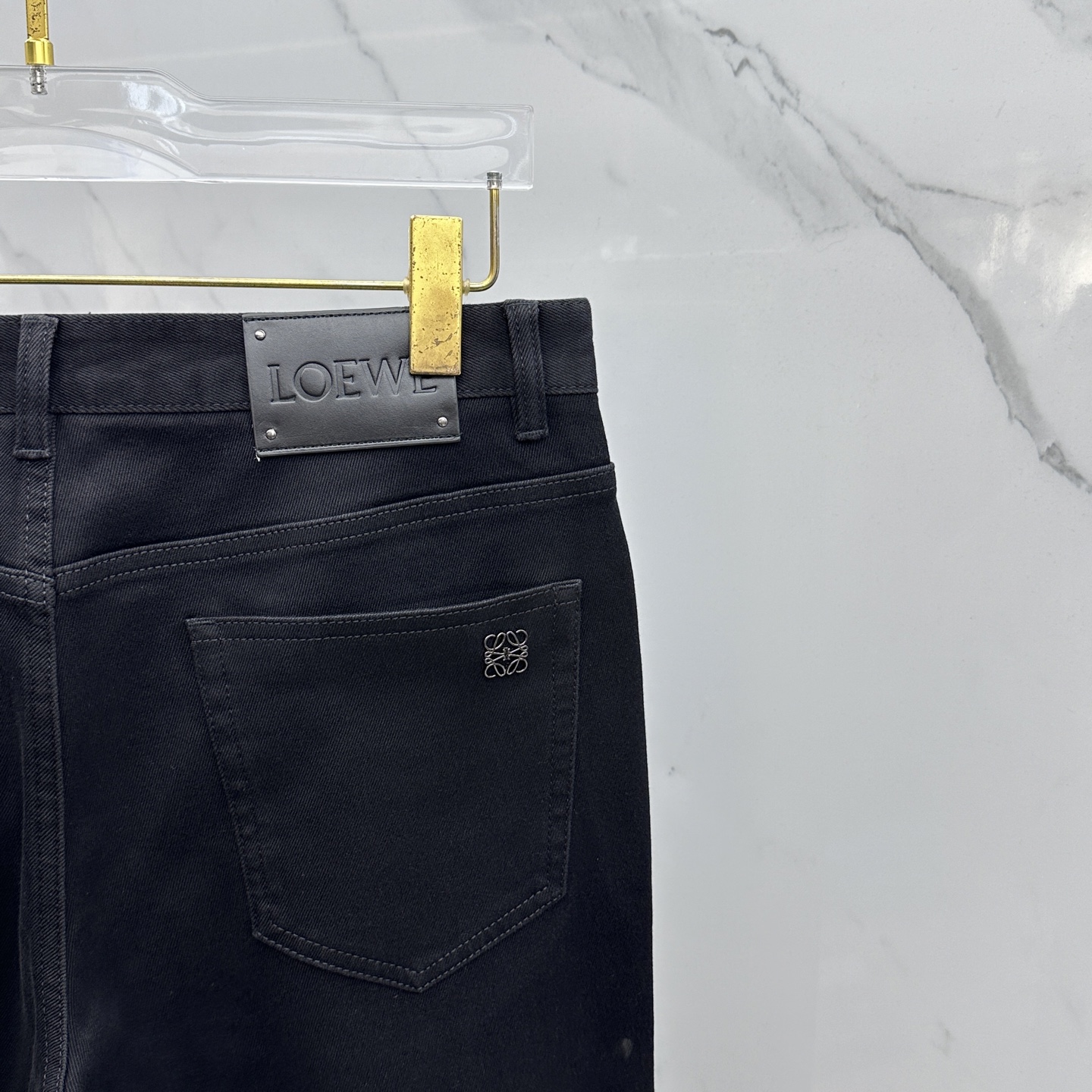 🆕LOEWE罗意威 男装系列属于时装圈无法复制和取代的存在，代表着意式典型的品牌 工艺、品质及剪裁设计都