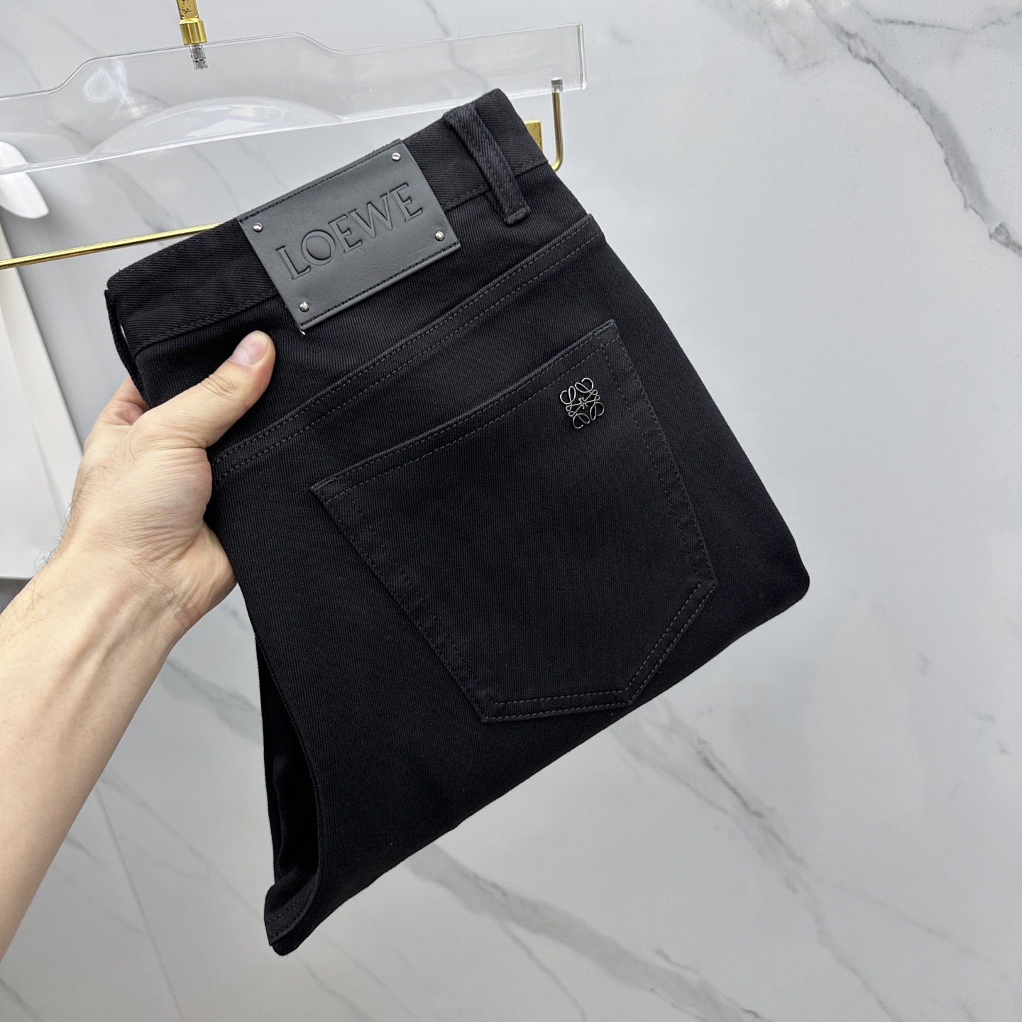 🆕LOEWE罗意威 男装系列属于时装圈无法复制和取代的存在，代表着意式典型的品牌 工艺、品质及剪裁设计都