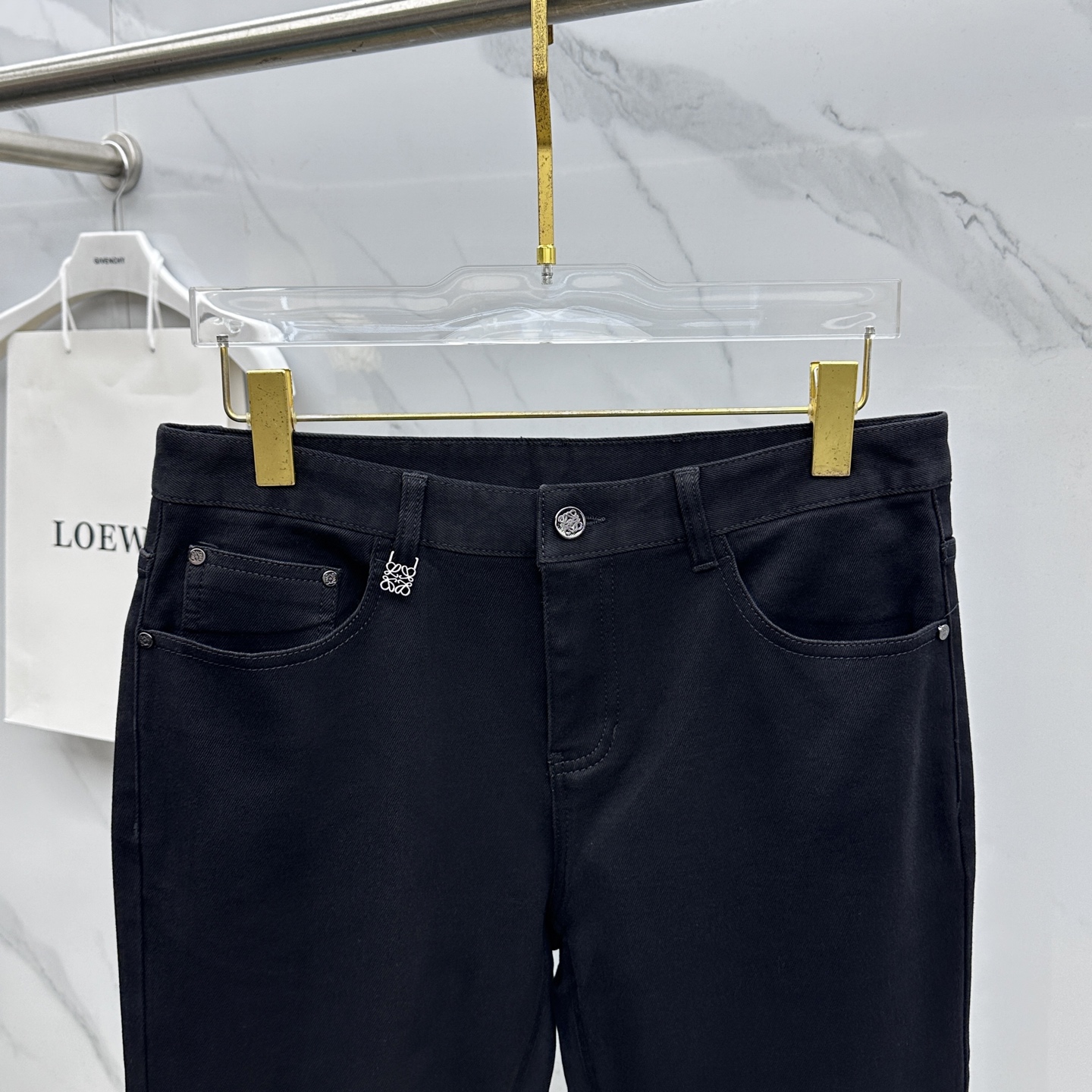 🆕LOEWE罗意威 男装系列属于时装圈无法复制和取代的存在，代表着意式典型的品牌 工艺、品质及剪裁设计都