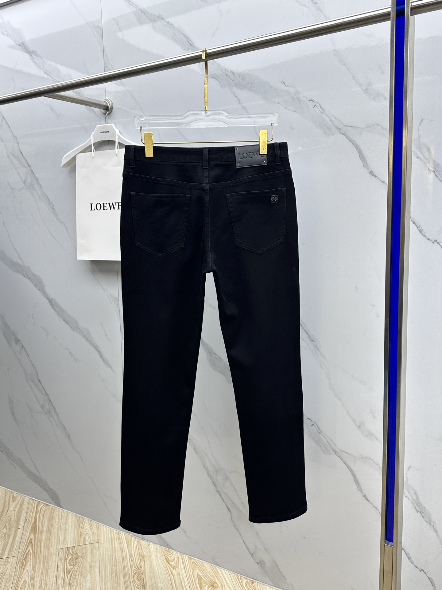 🆕LOEWE罗意威 男装系列属于时装圈无法复制和取代的存在，代表着意式典型的品牌 工艺、品质及剪裁设计都